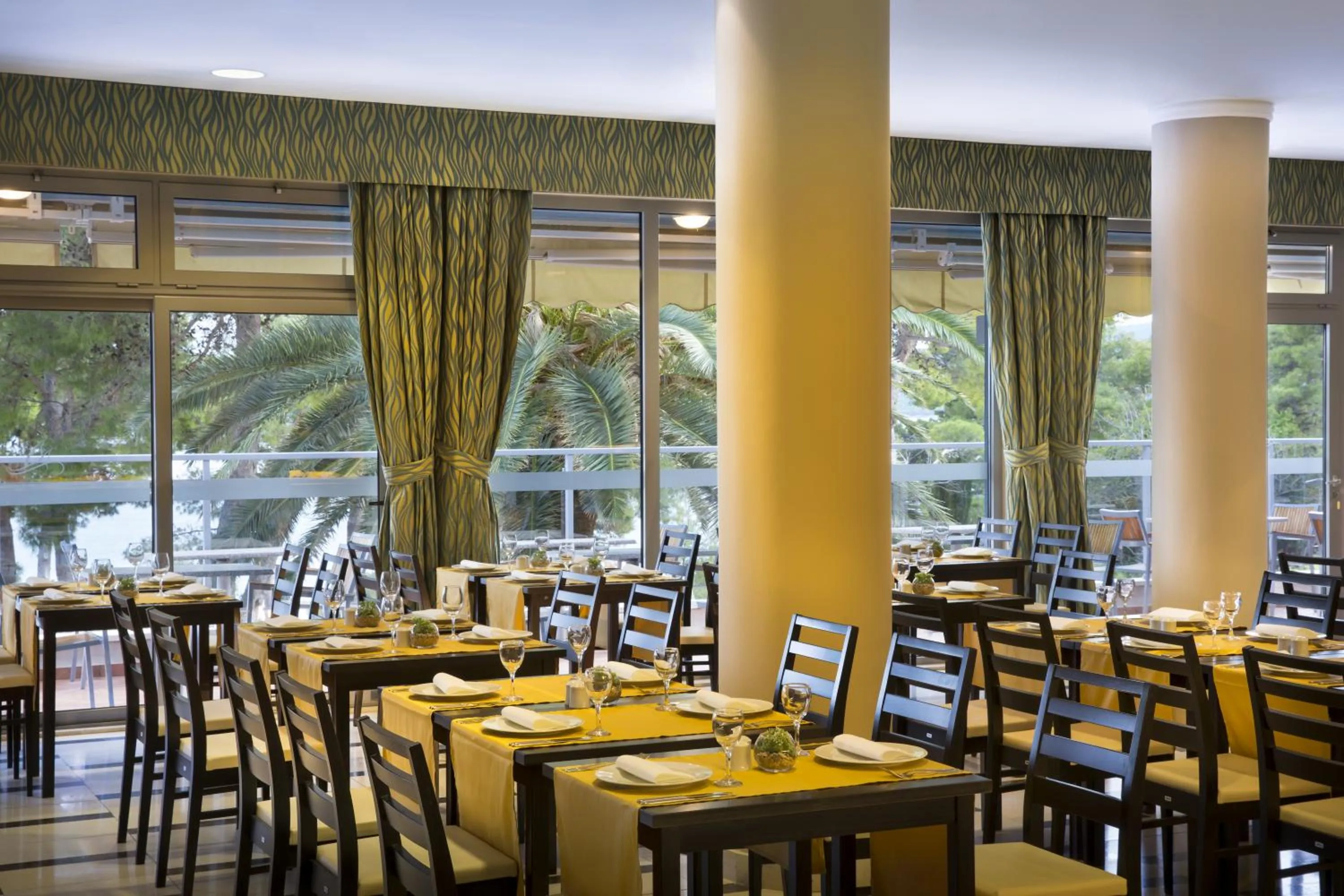 Restaurant/places to eat in Aminess Vival Grand Azur Hotel