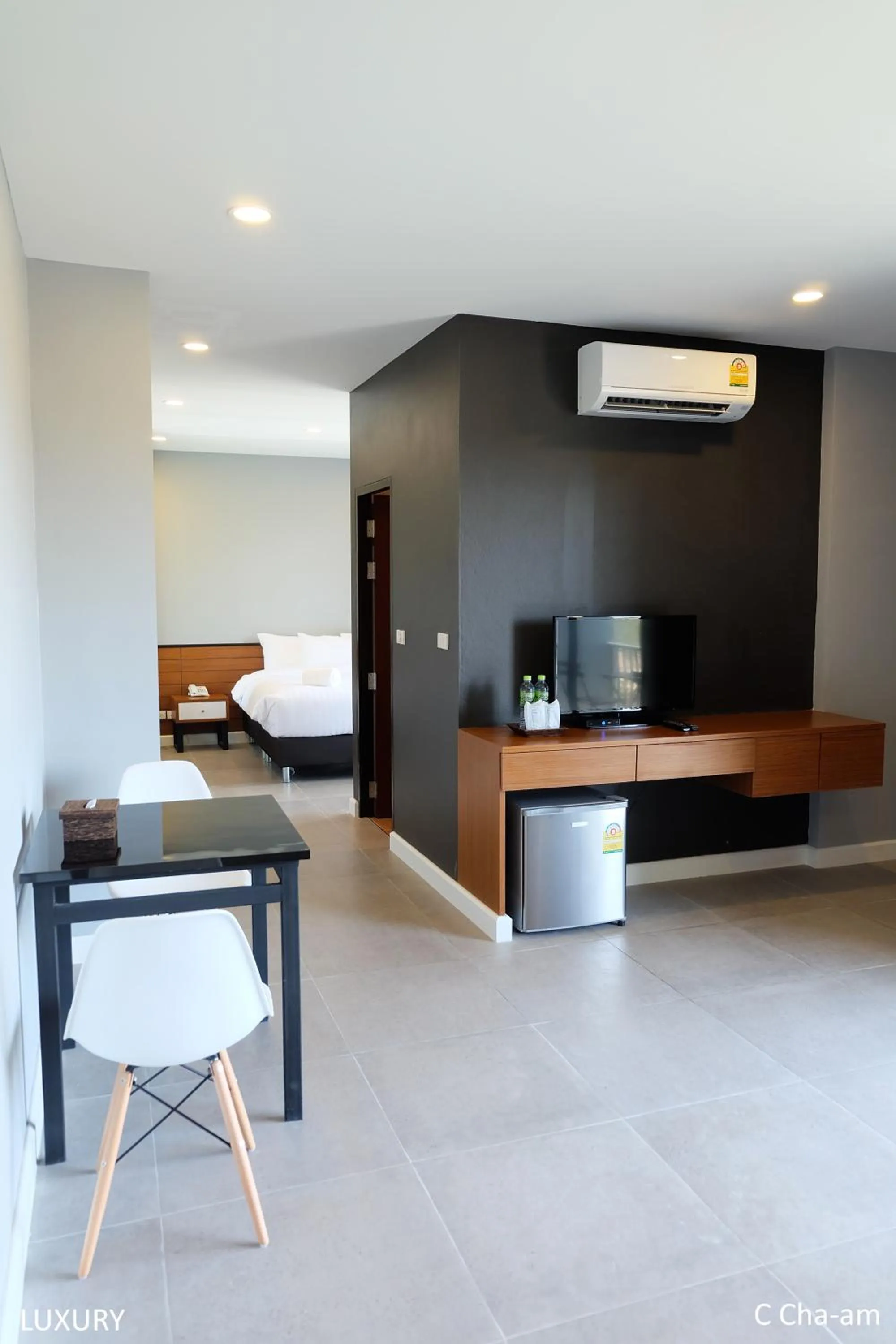 Photo of the whole room, Bed in C Cha-Am Hotel