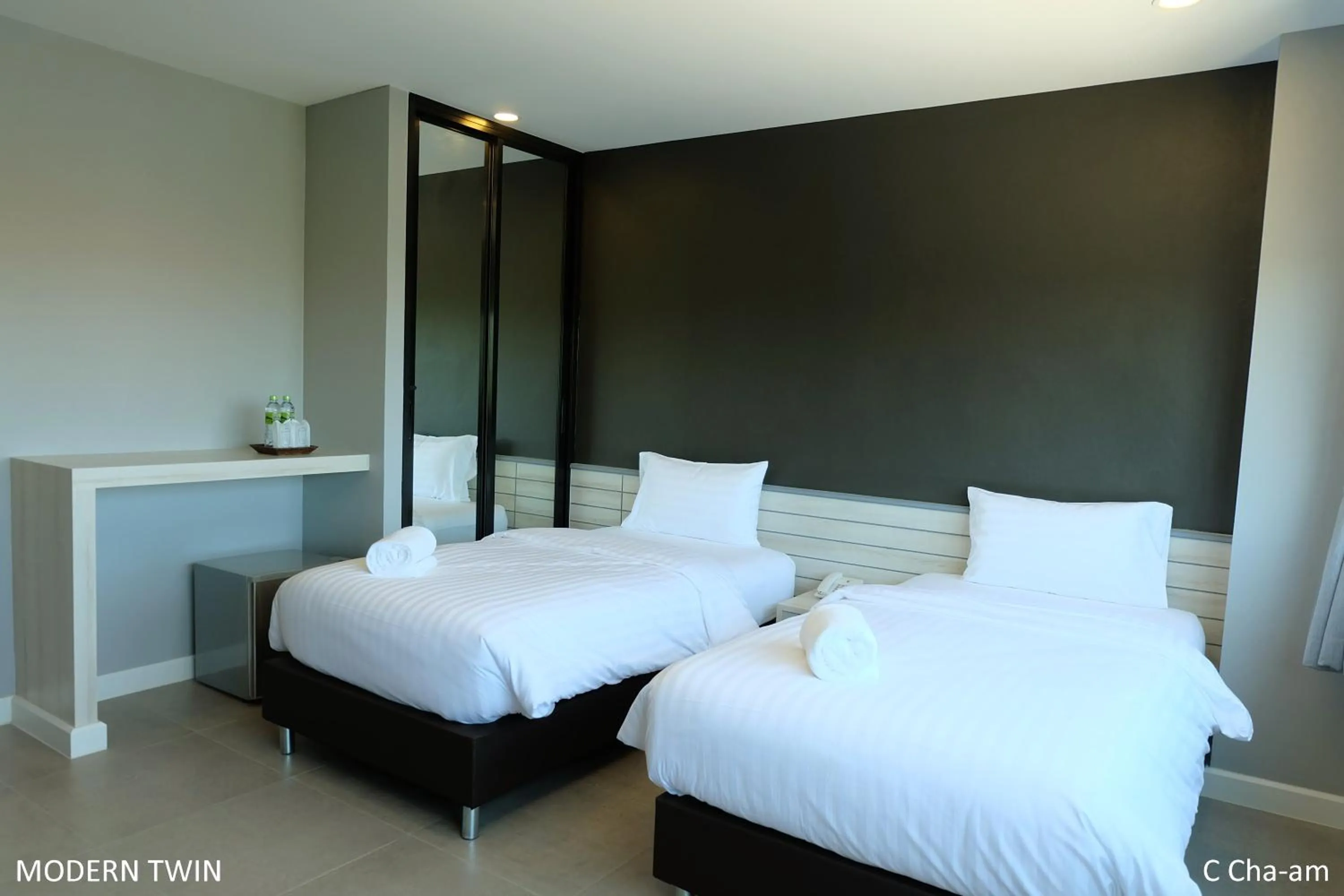 Photo of the whole room, Bed in C Cha-Am Hotel