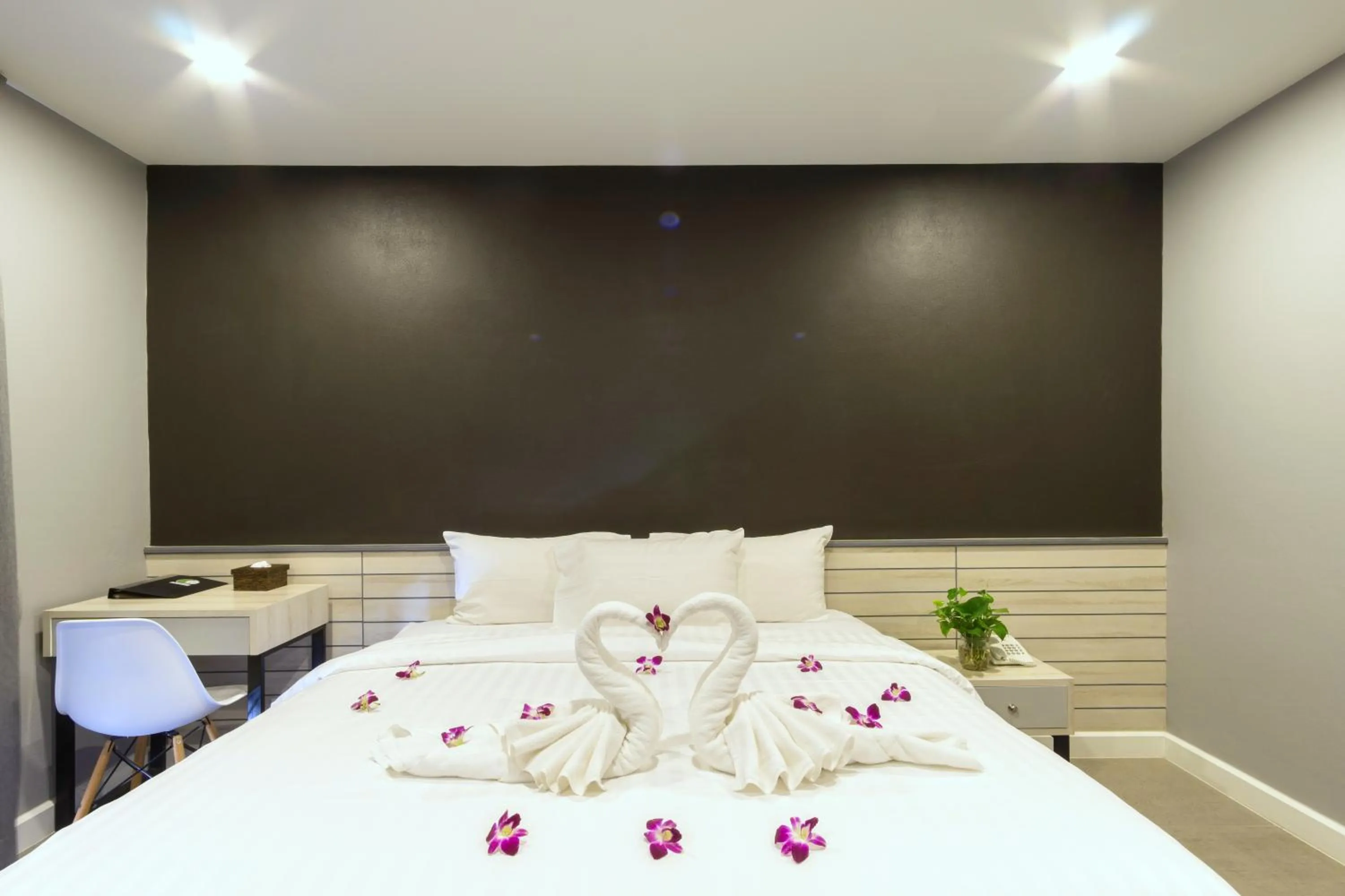 Photo of the whole room, Bed in C Cha-Am Hotel