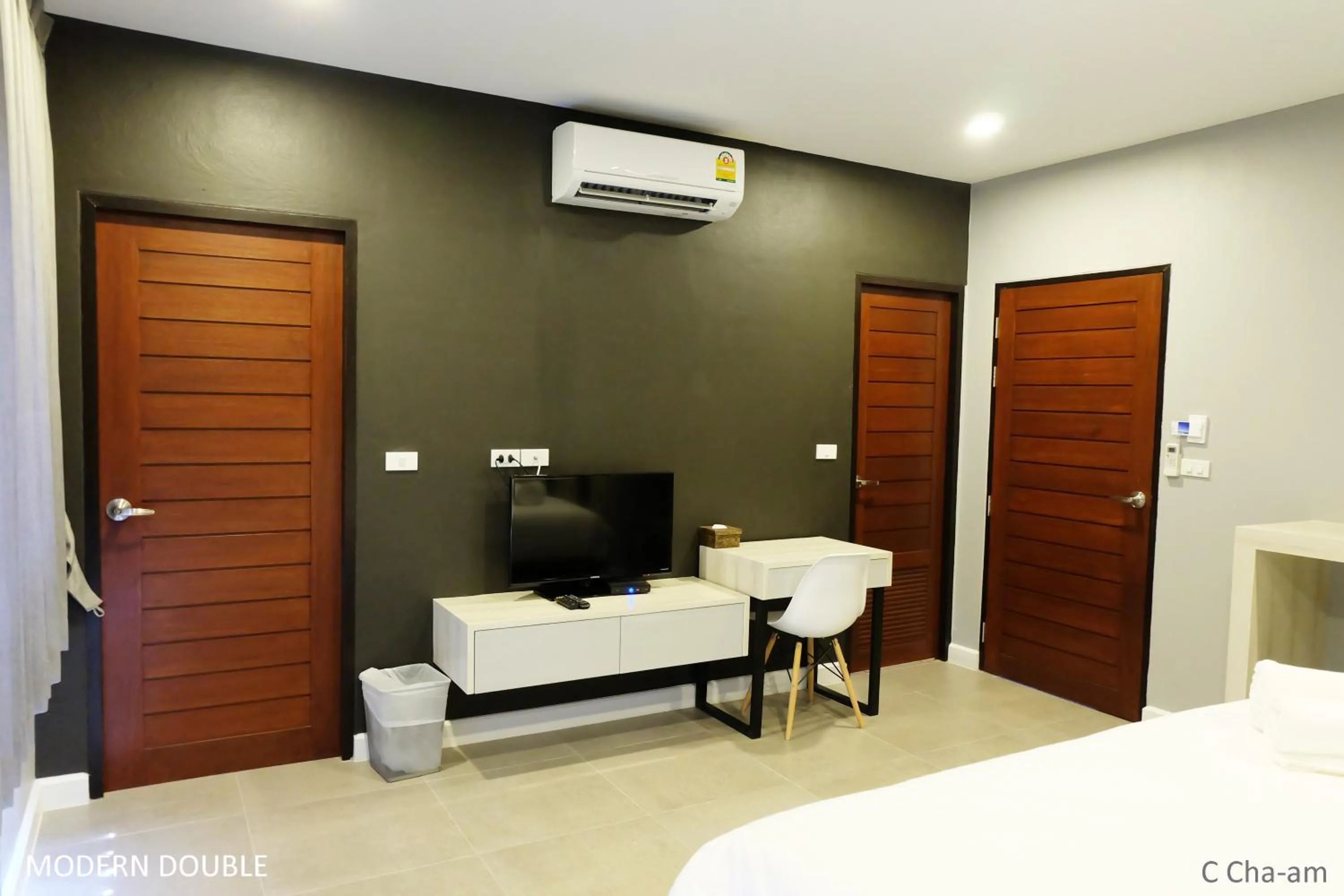 Photo of the whole room, Bed in C Cha-Am Hotel