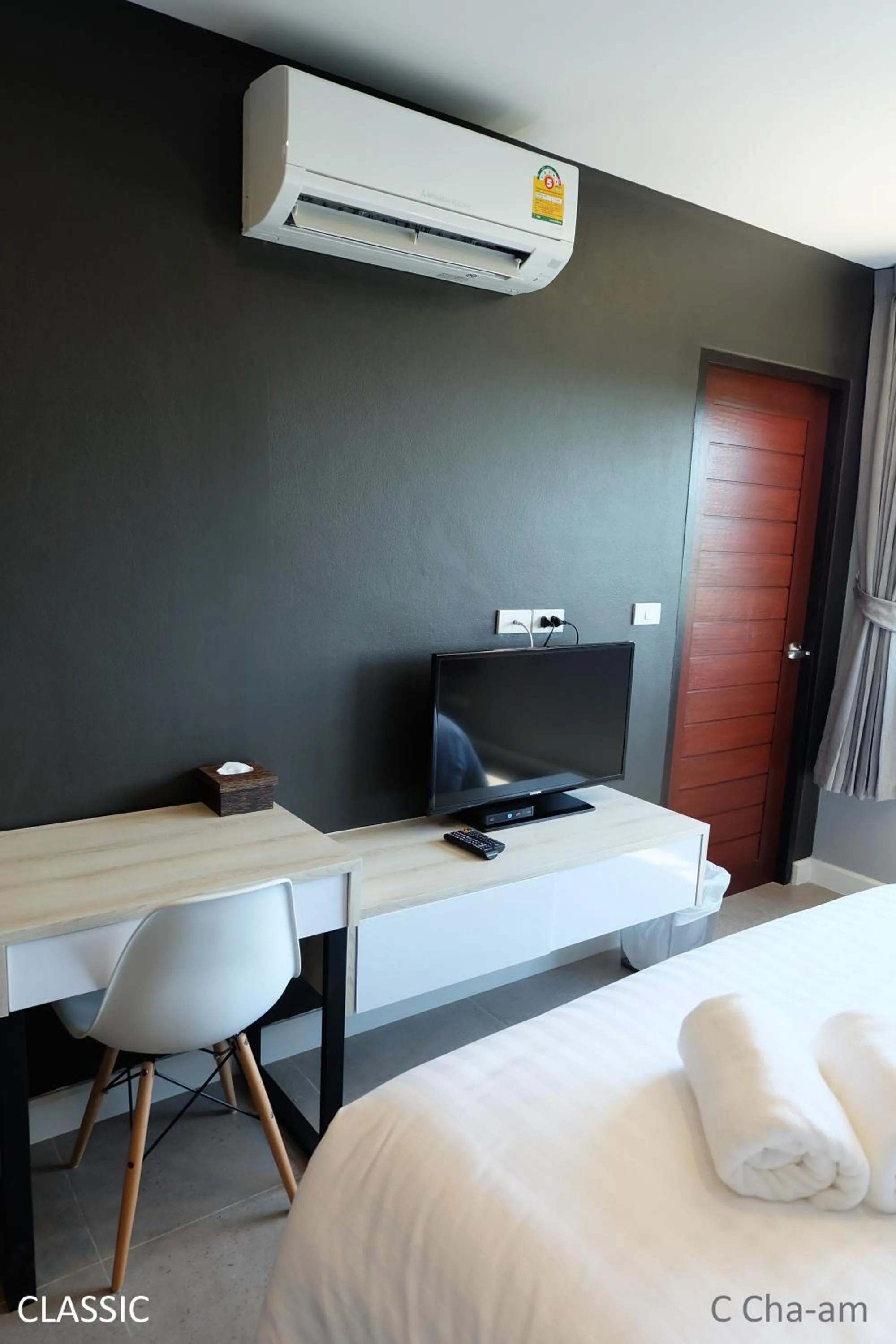 Photo of the whole room, Bed in C Cha-Am Hotel