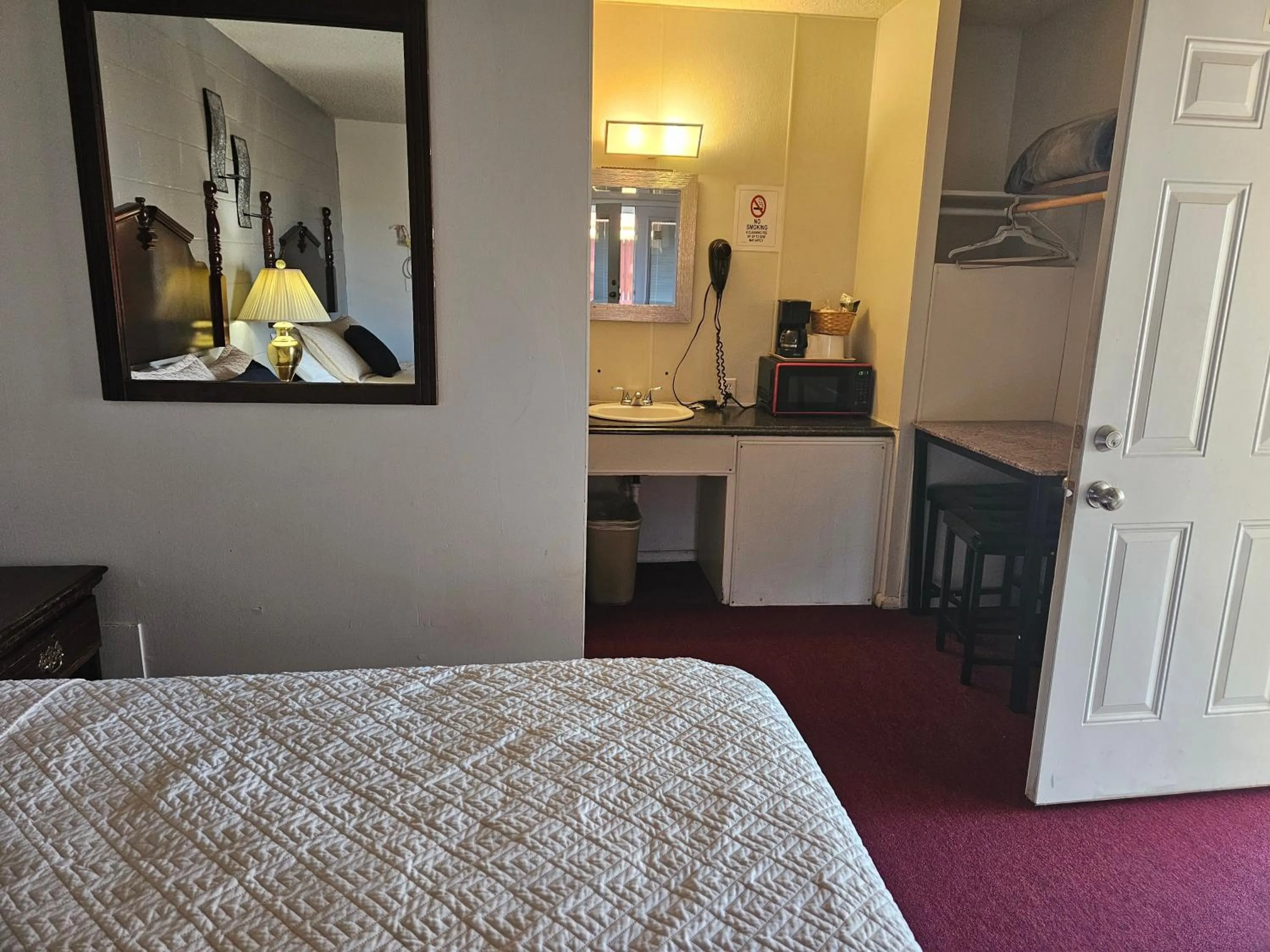 Bed in Knights Inn Fairview