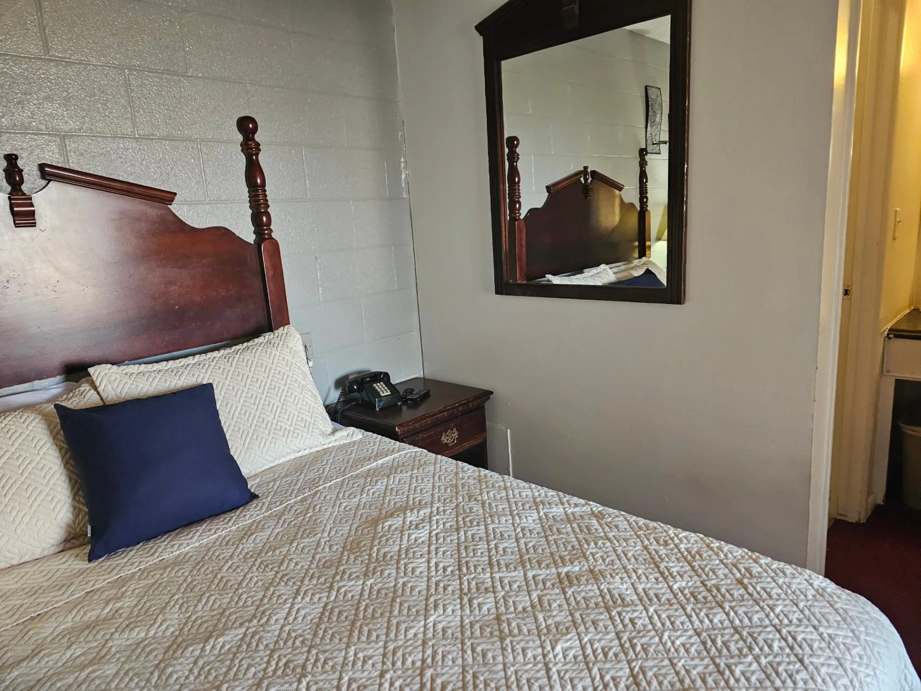 Bed in Knights Inn Fairview