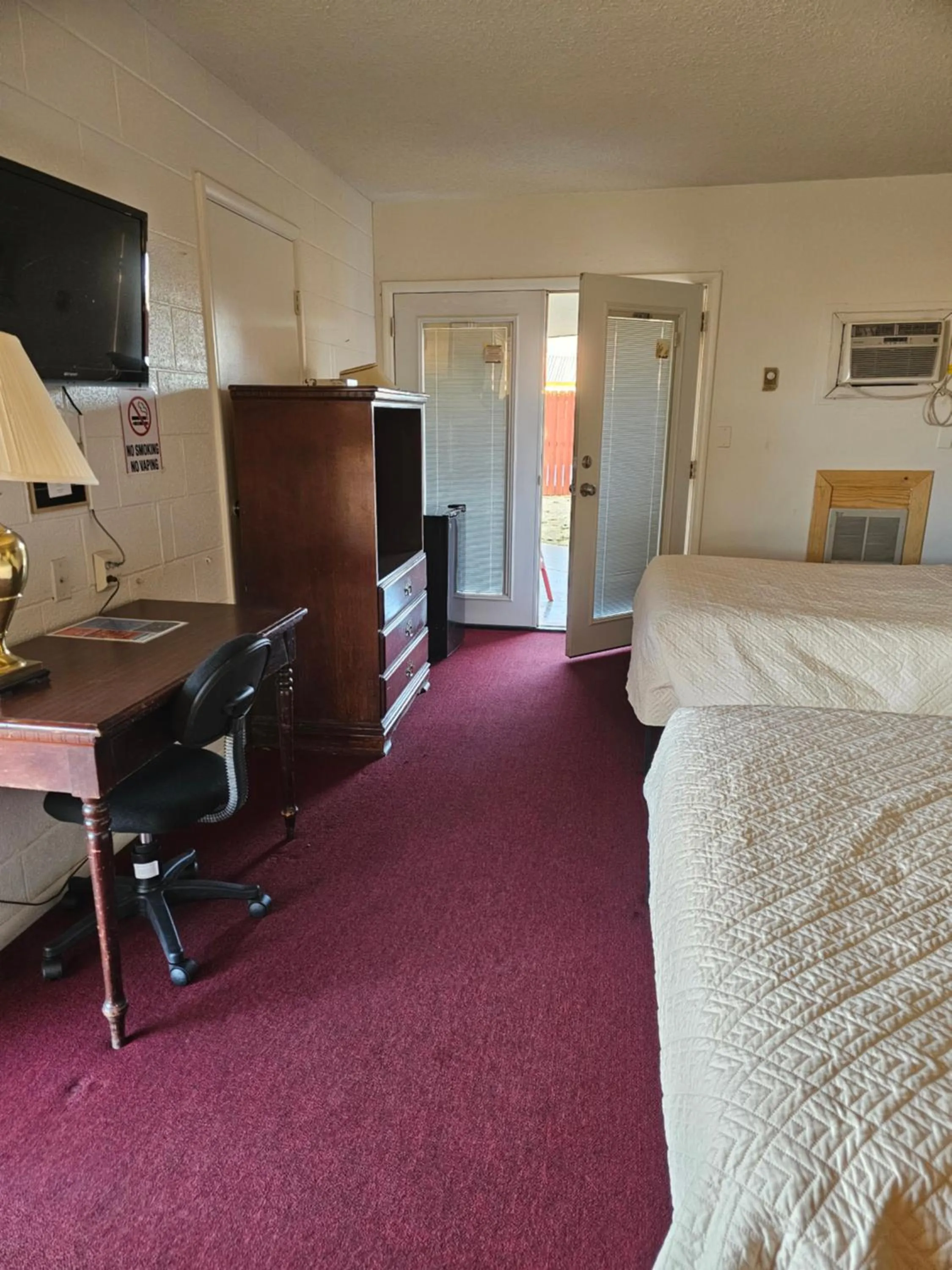 Bed in Knights Inn Fairview