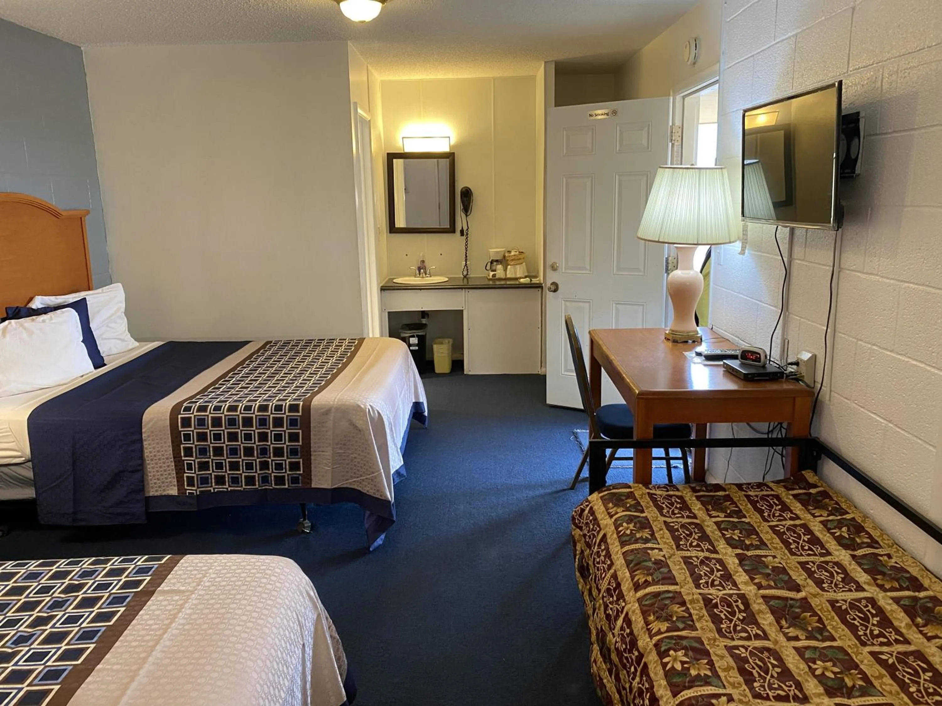 Photo of the whole room, Bed in Knights Inn Fairview