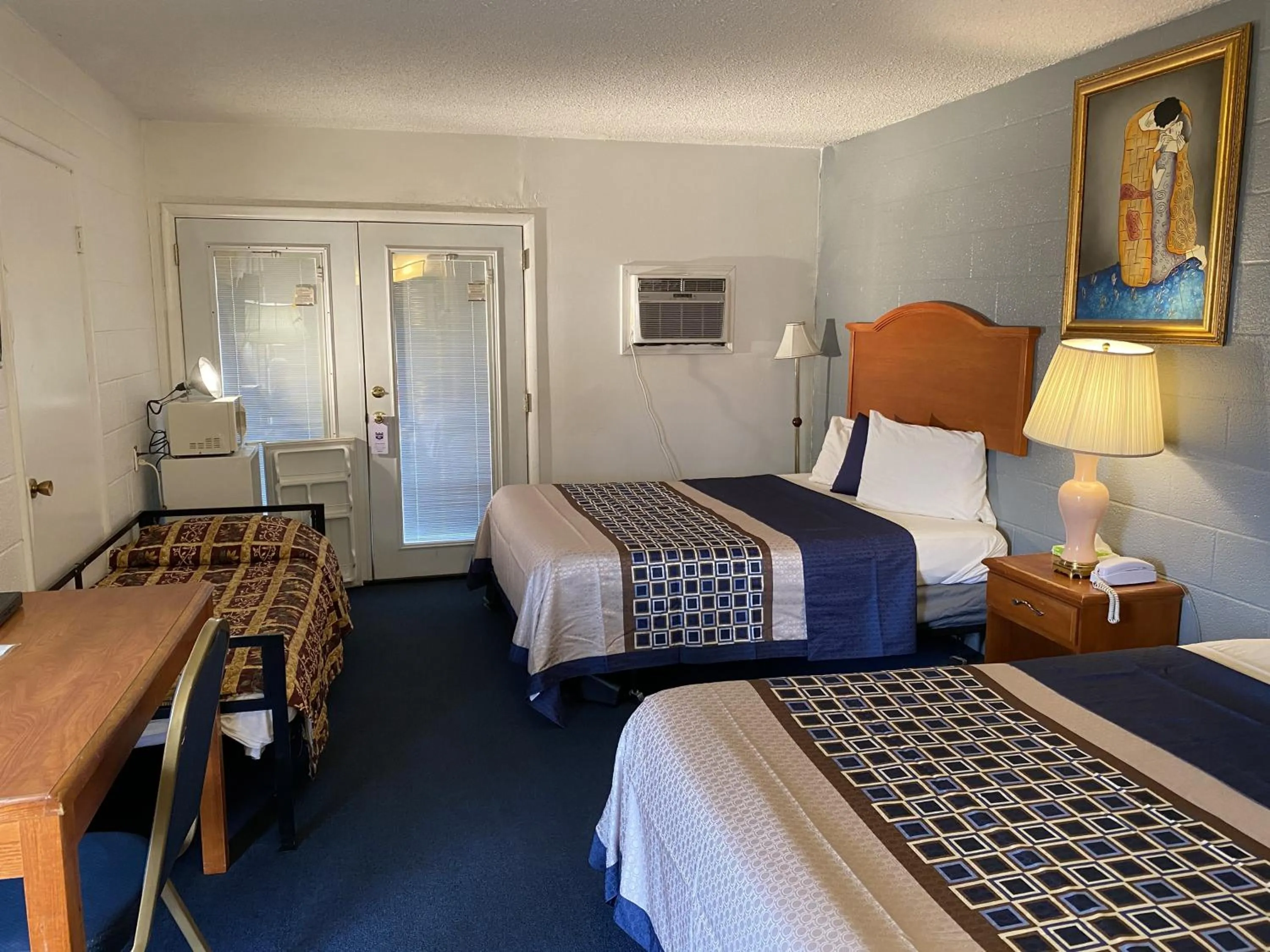 Bed in Knights Inn Fairview