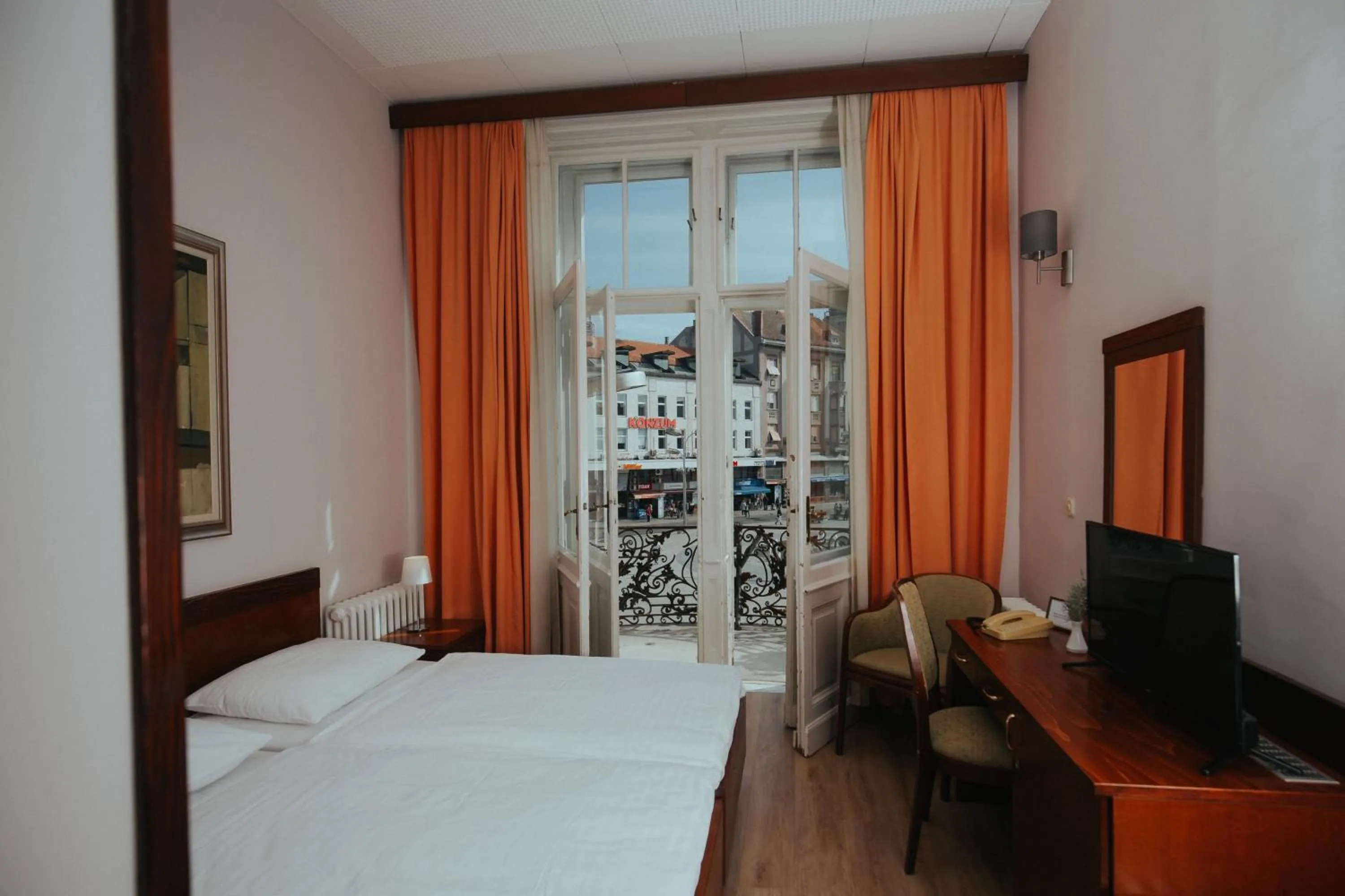 Photo of the whole room in Hotel Central