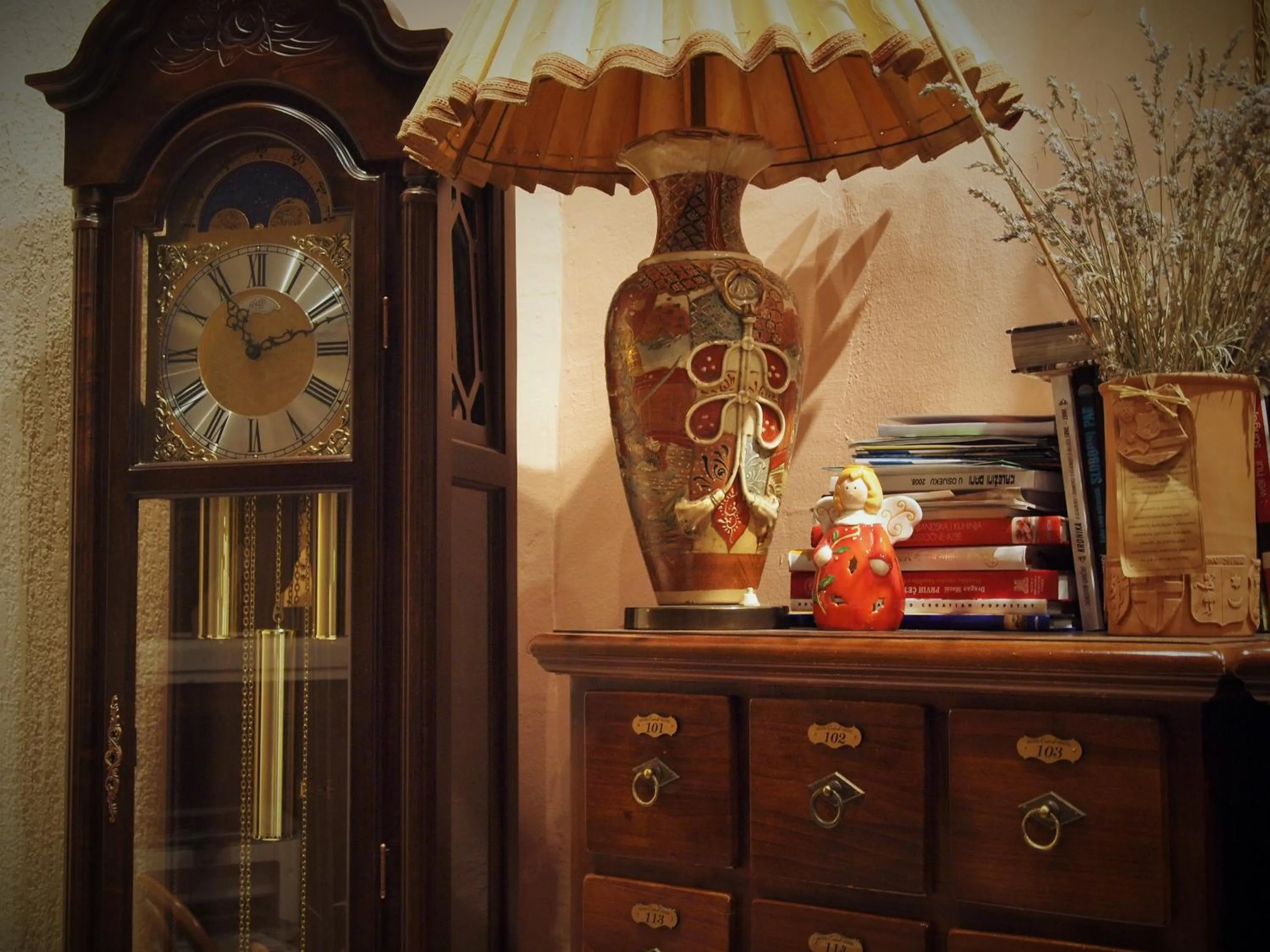 Library in Hotel Central