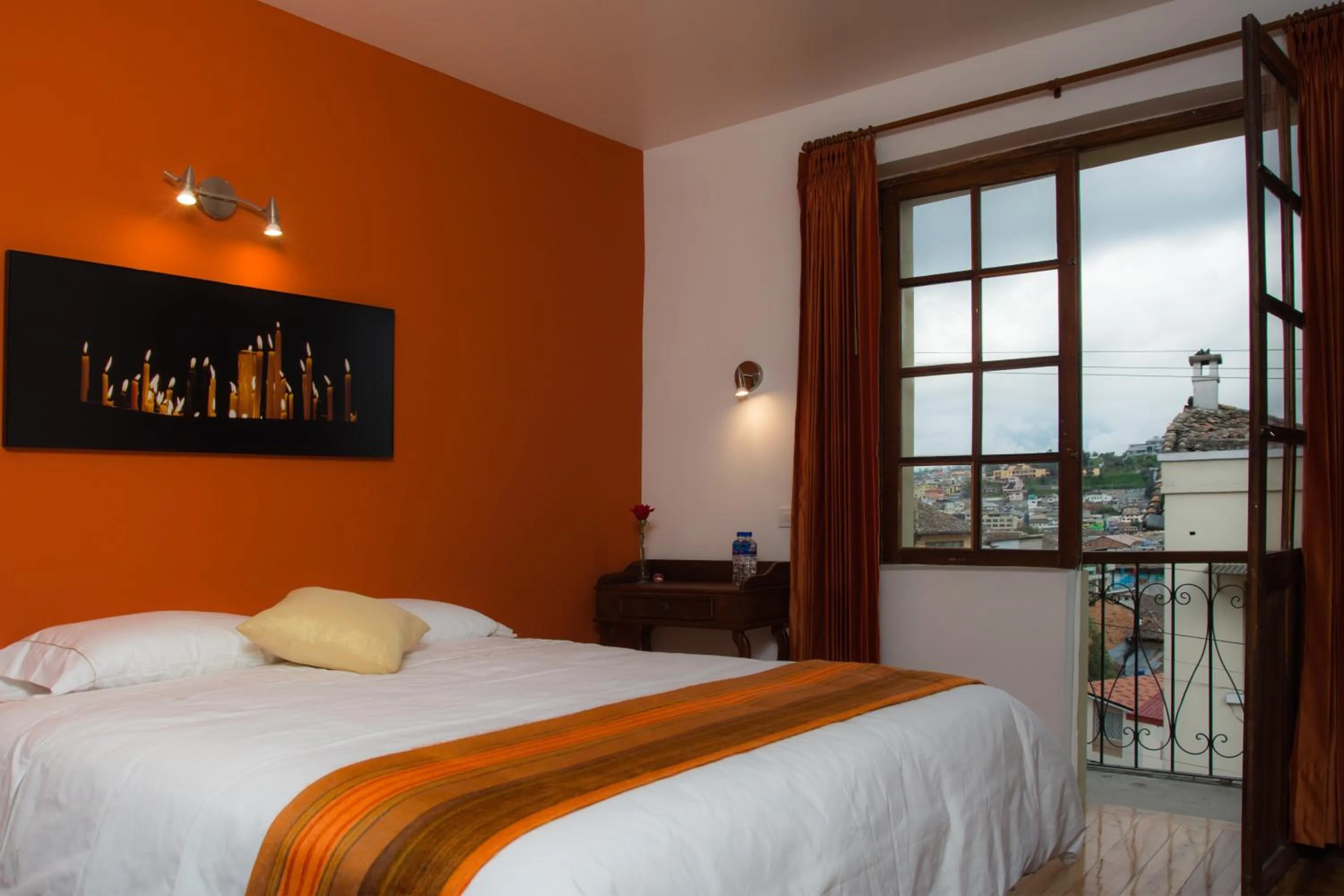 Bed in Hotel Casa Ecuatreasures Centro Historico