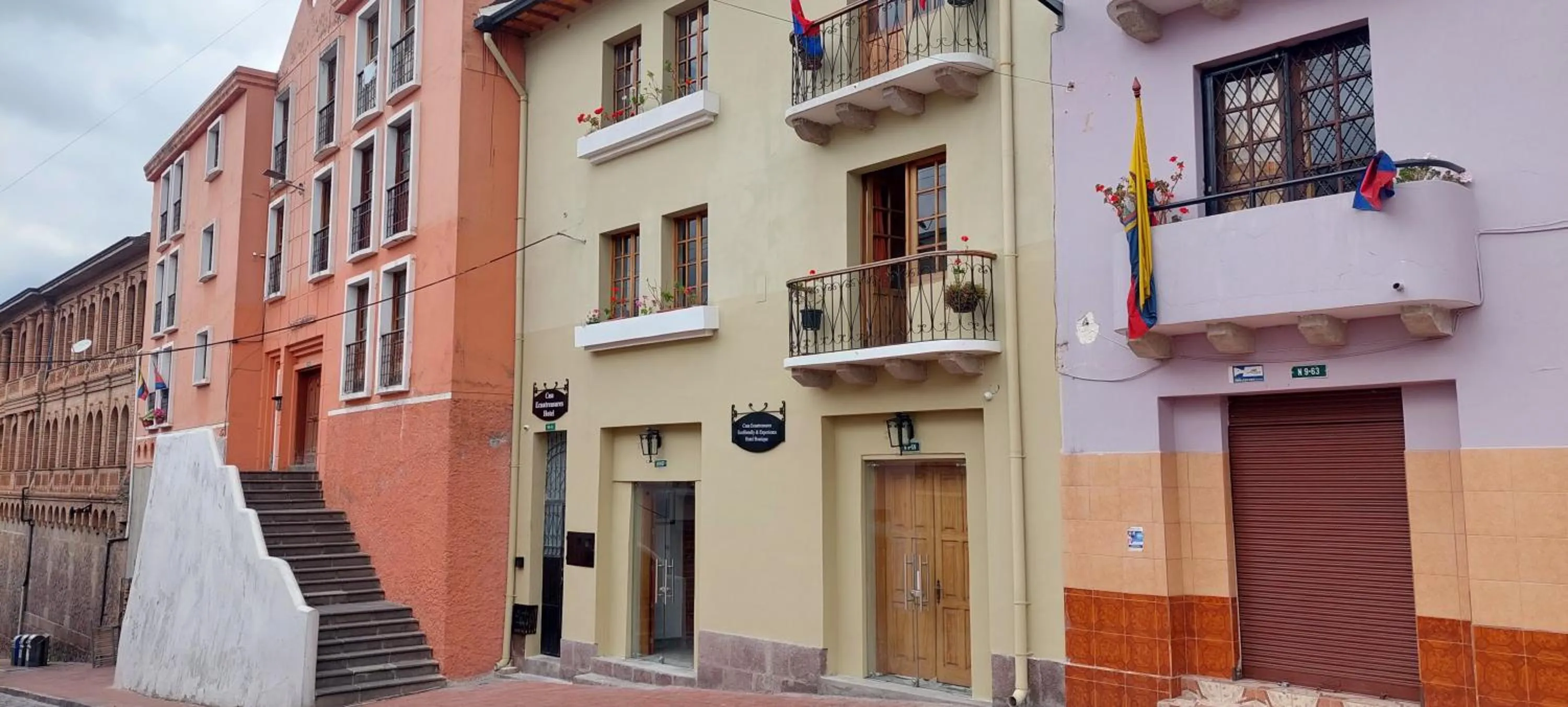 Property building in Hotel Casa Ecuatreasures Centro Historico
