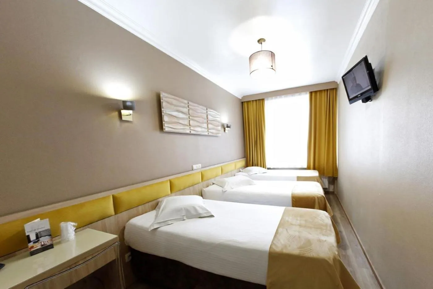 Bedroom, Bed in Hotel de France