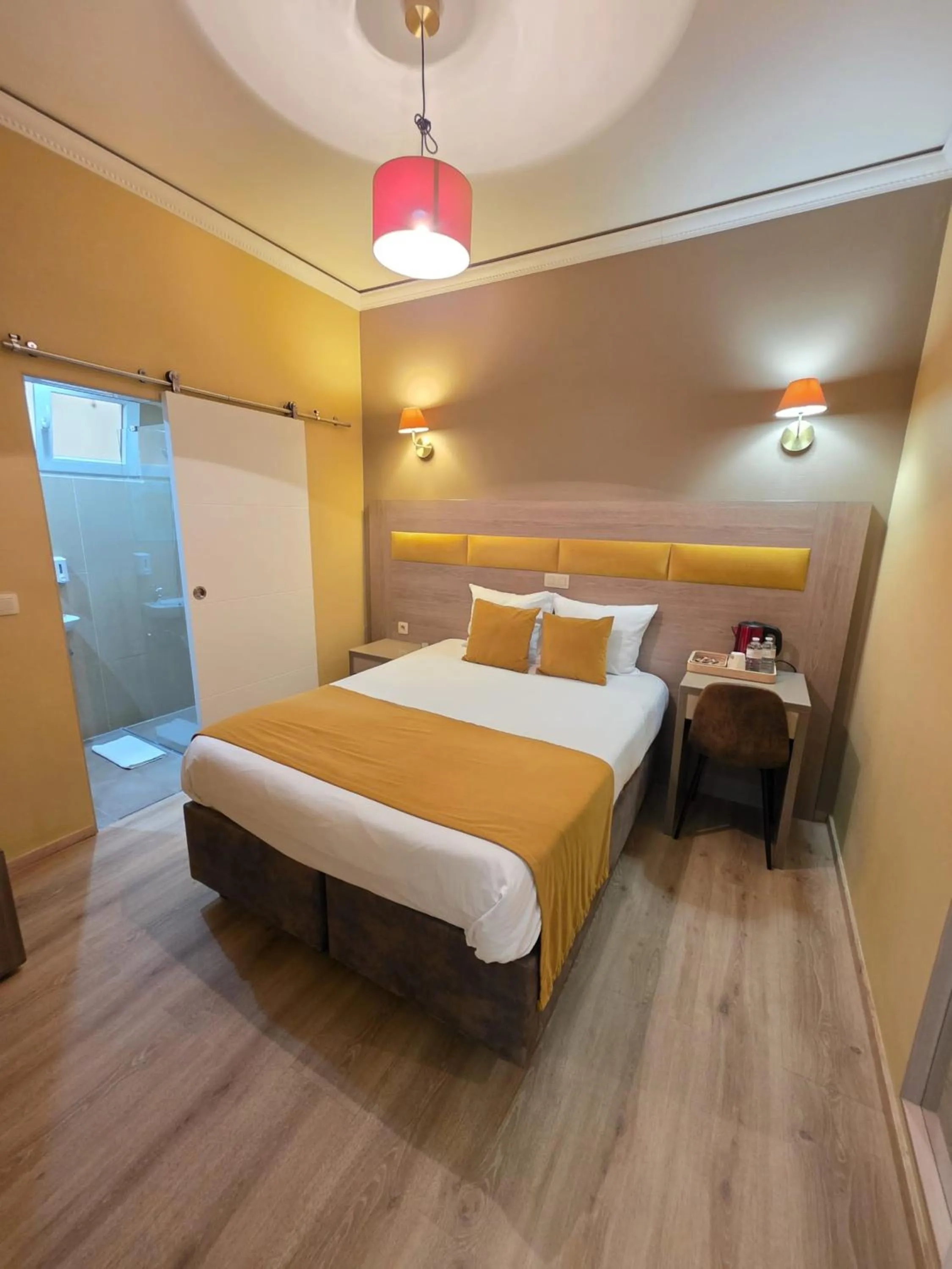 Bedroom, Bed in Hotel de France