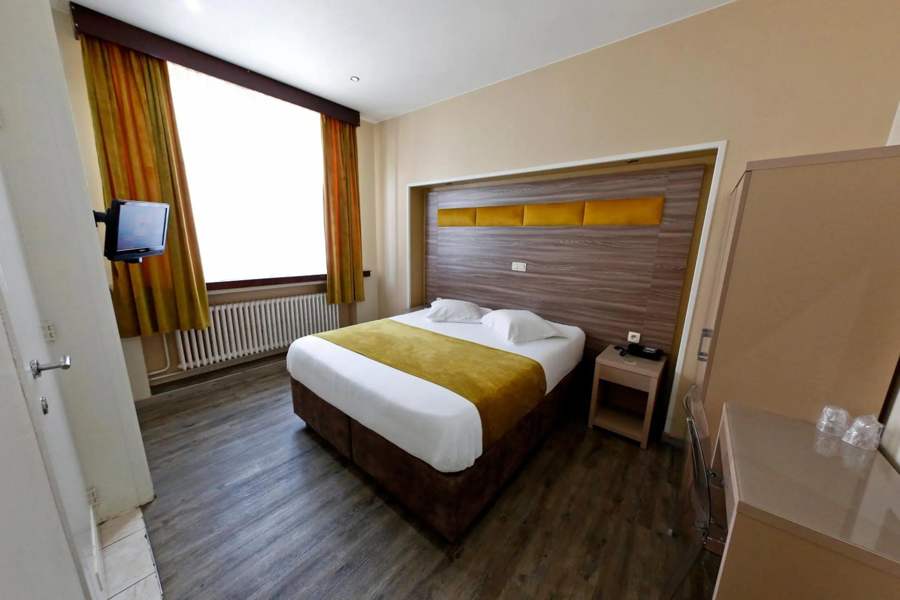 Bedroom, Bed in Hotel de France