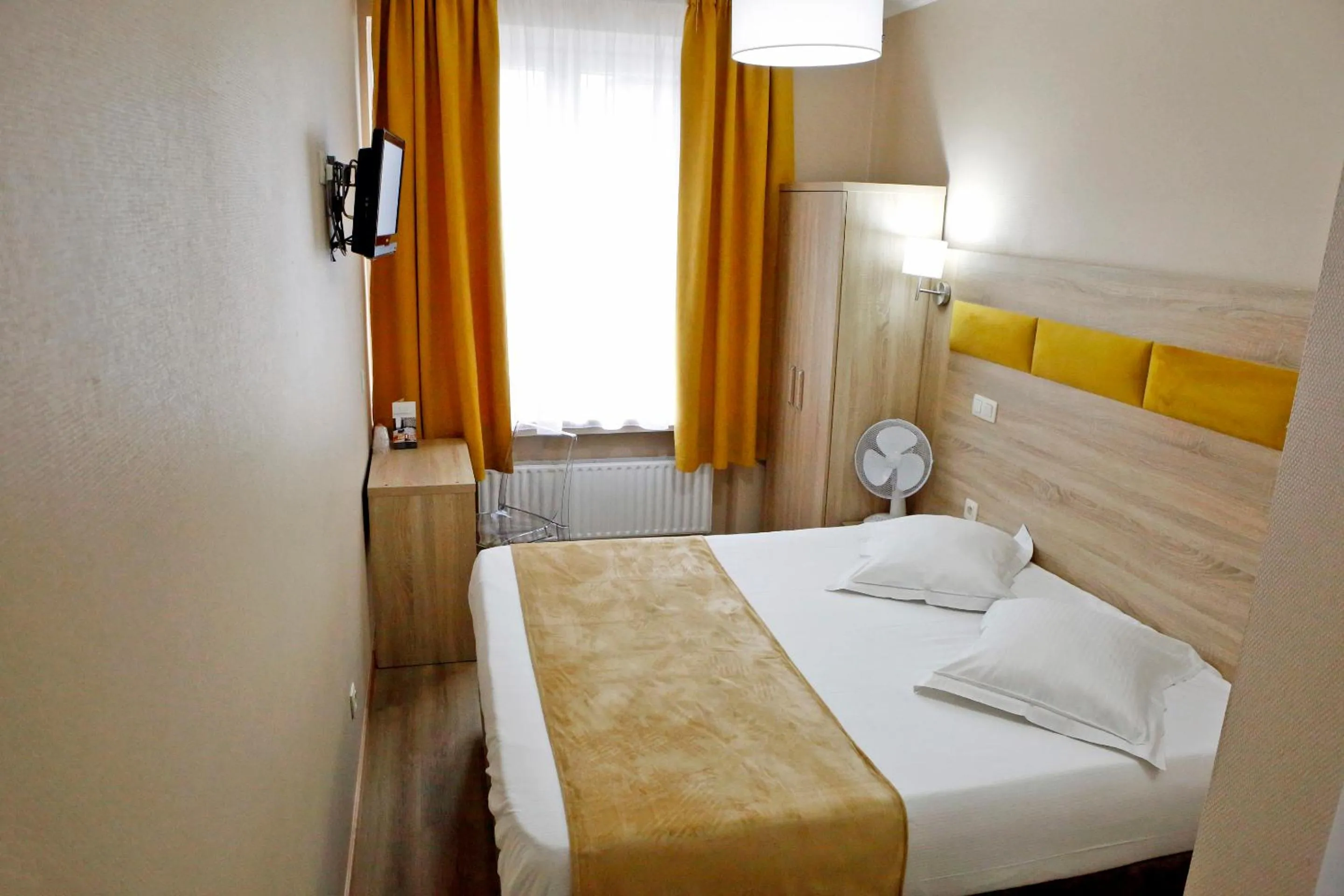 Bedroom, Bed in Hotel de France