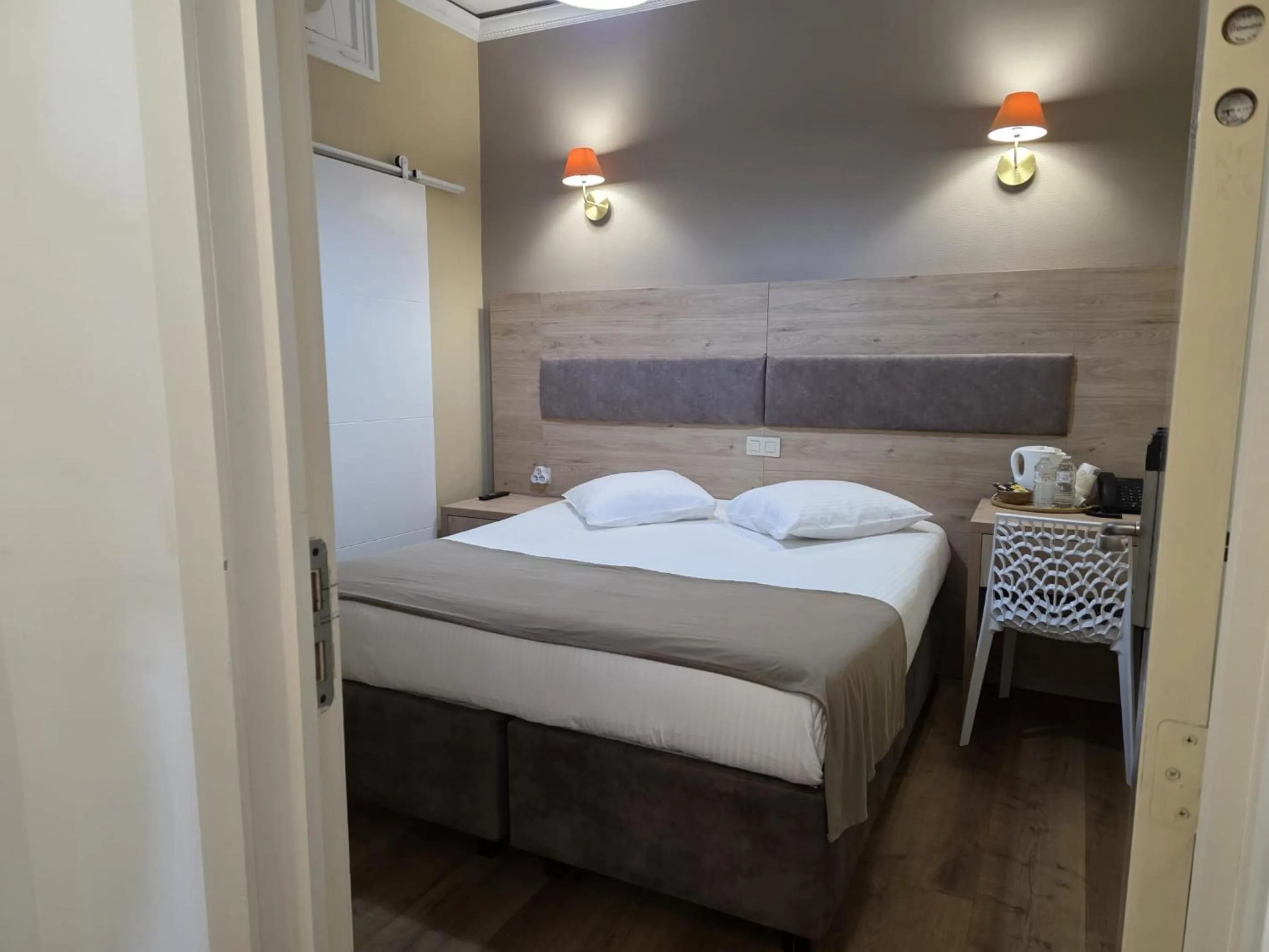 Bedroom, Bed in Hotel de France