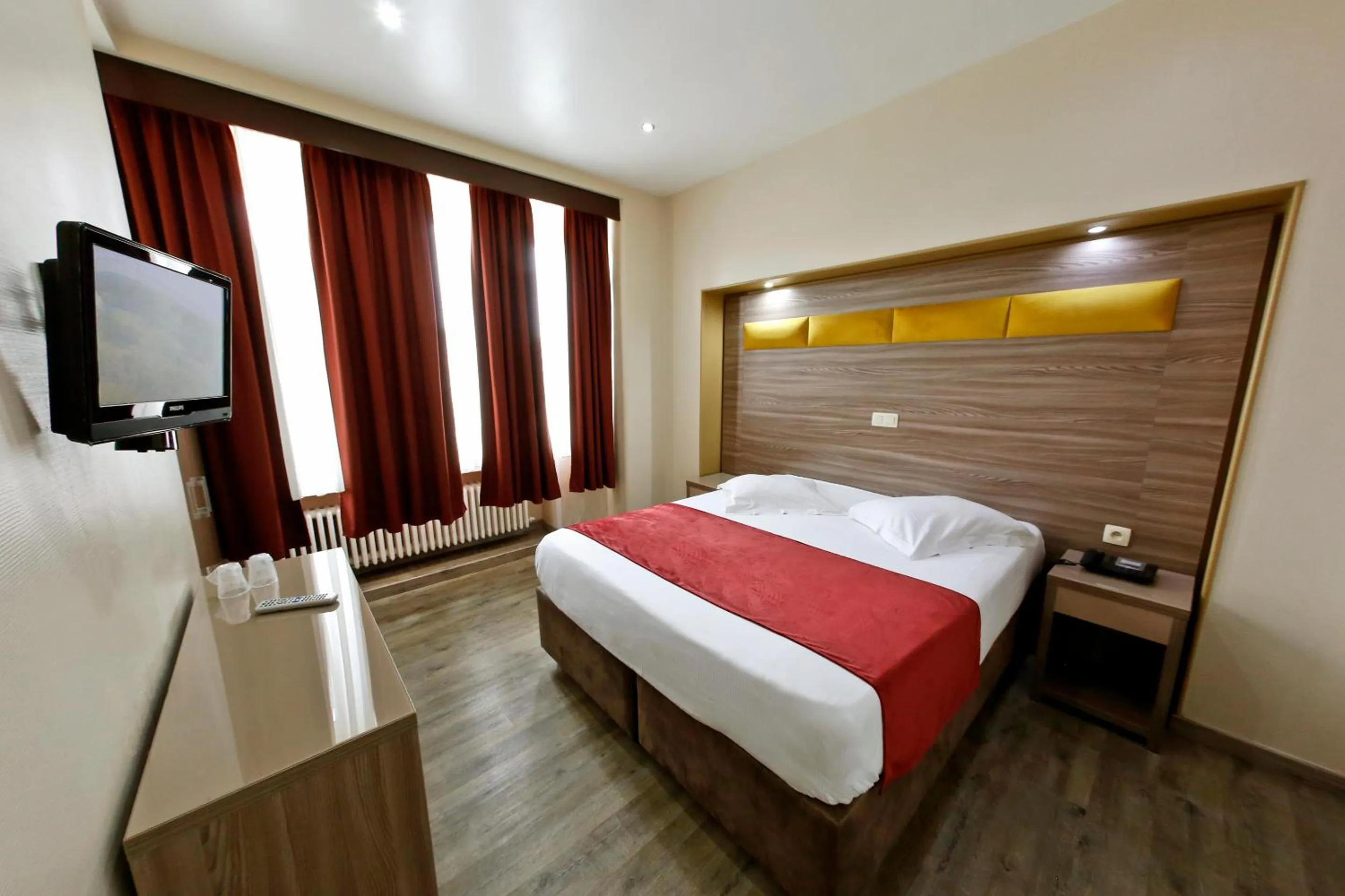 Bedroom, Bed in Hotel de France