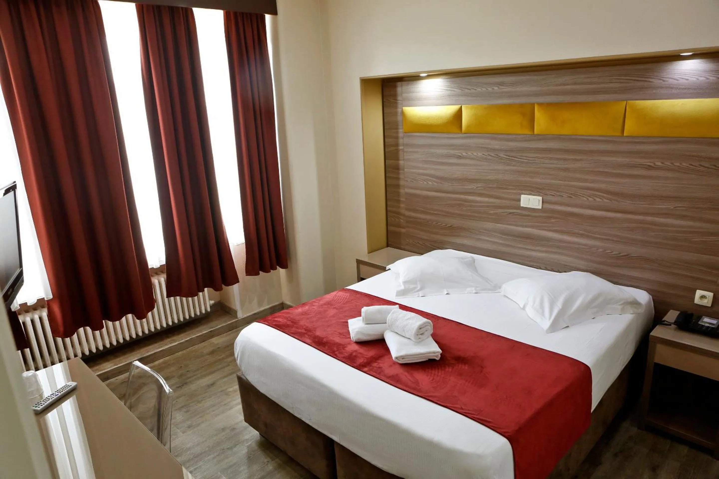 Bedroom, Bed in Hotel de France