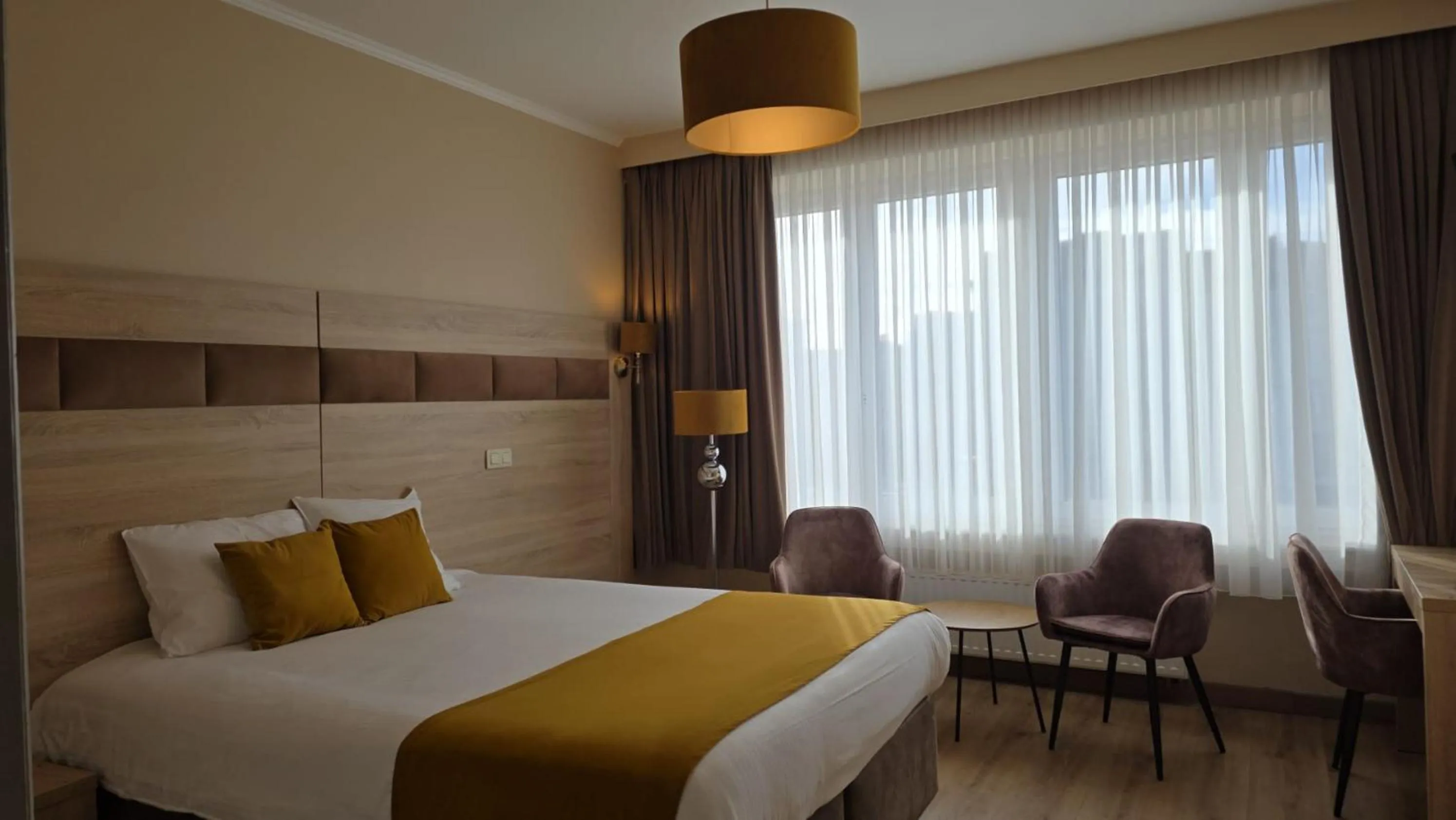 Bedroom, Bed in Hotel de France