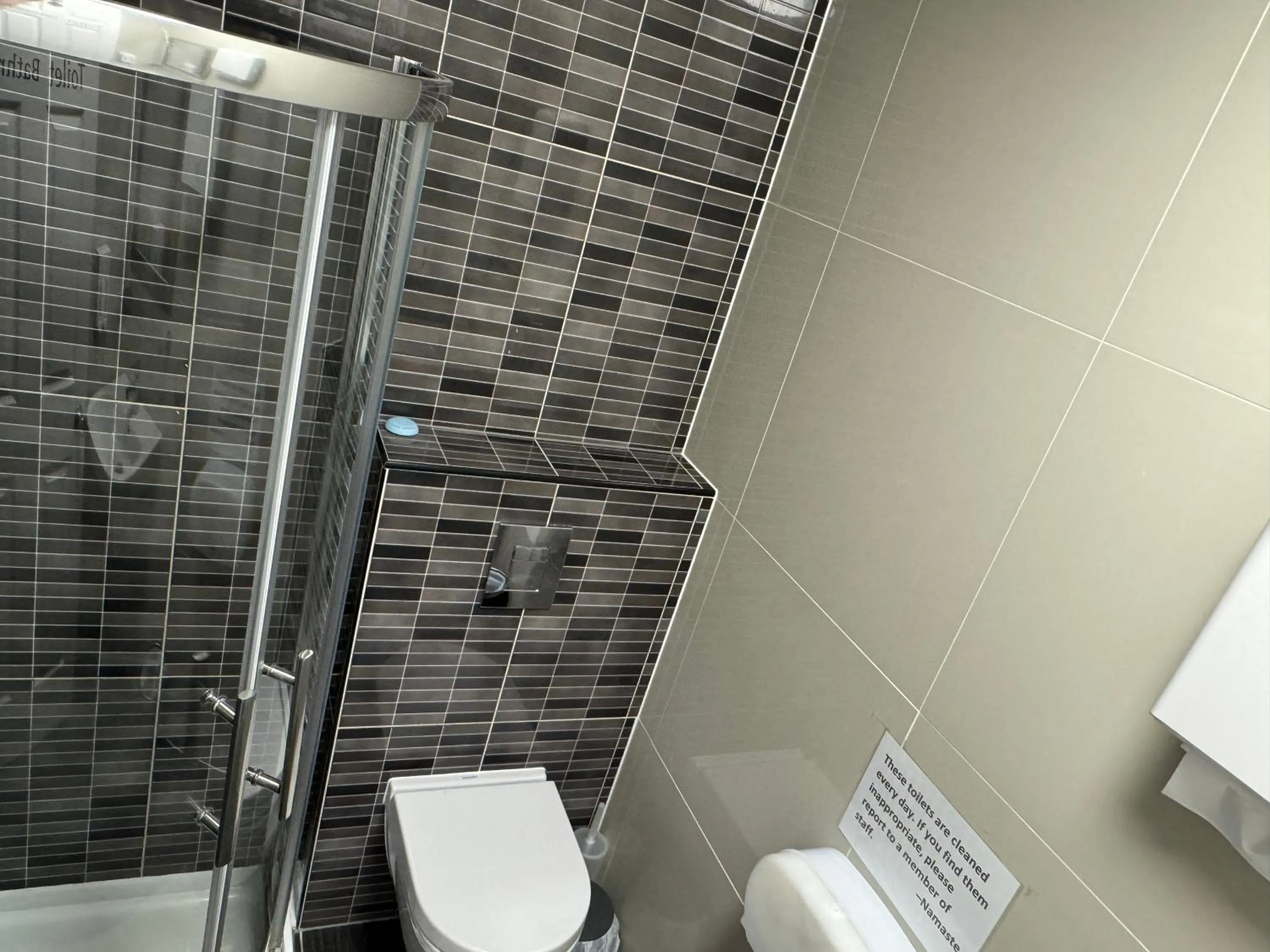 Shower in Namaste Palace Hotel