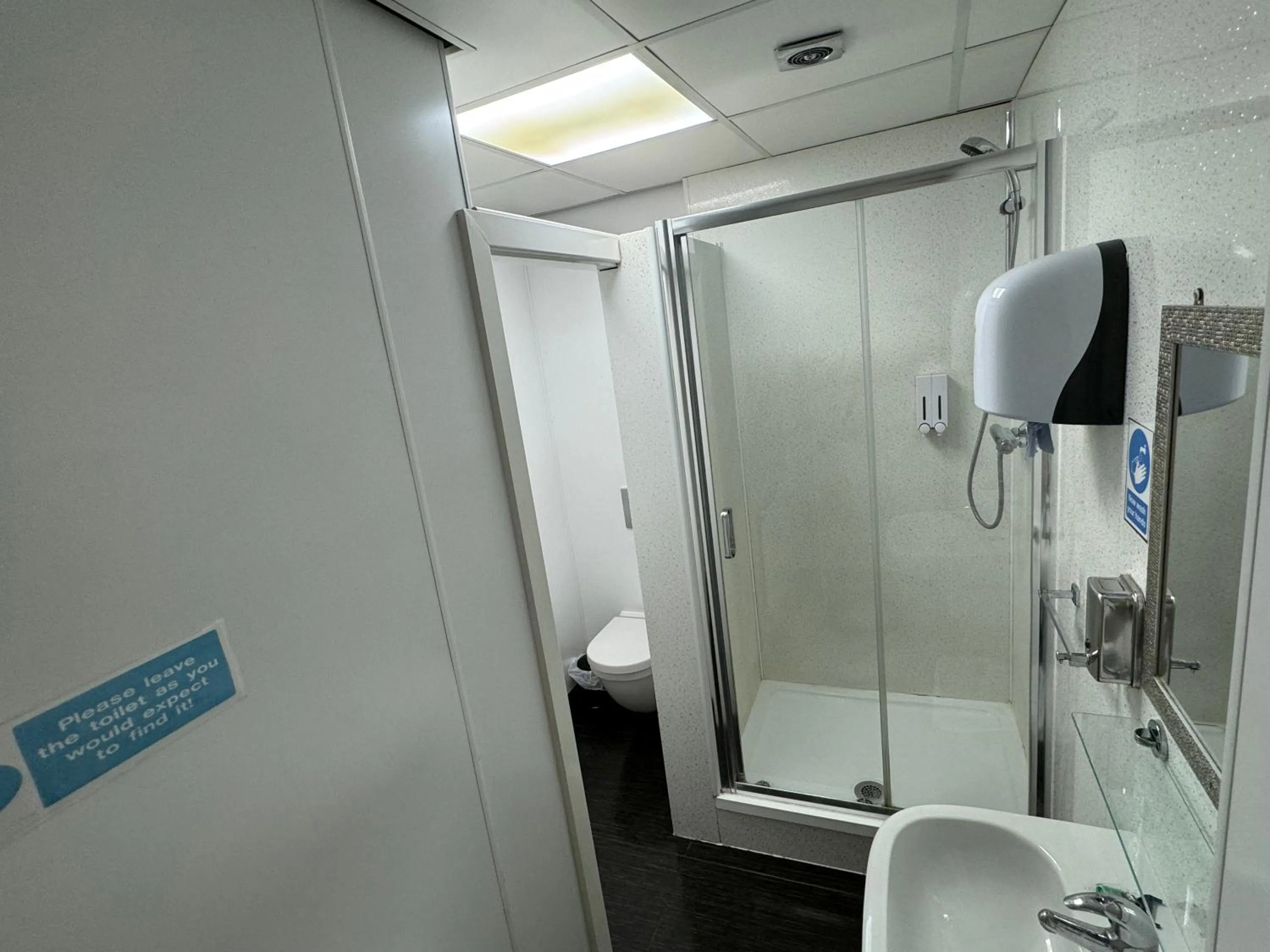 Shower in Namaste Palace Hotel