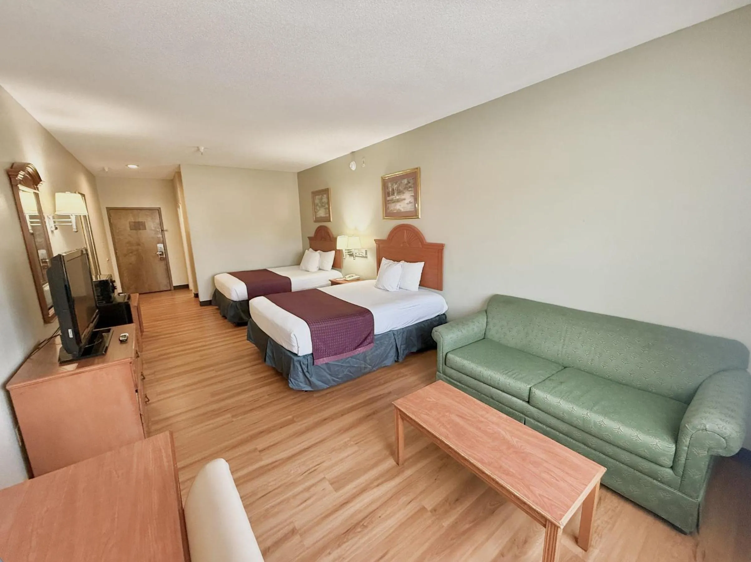 Bed in Americas Best Value Inn Wiggins