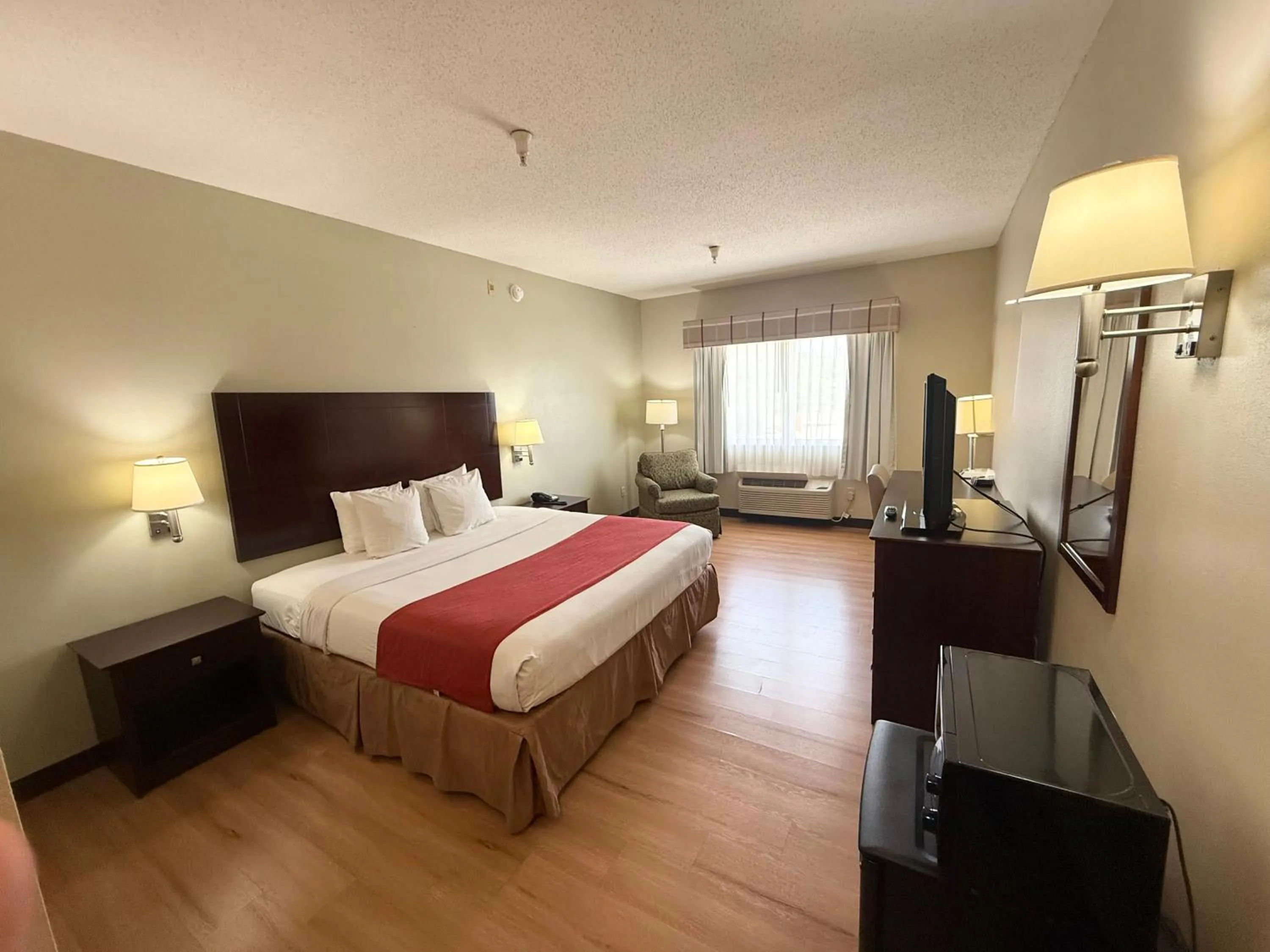 Bed in Americas Best Value Inn Wiggins