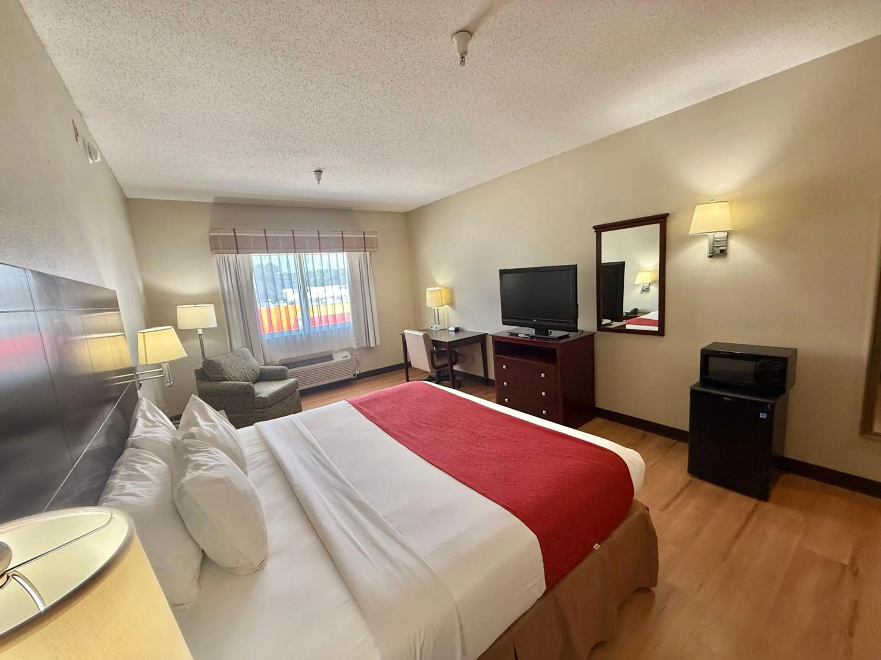 Bed in Americas Best Value Inn Wiggins