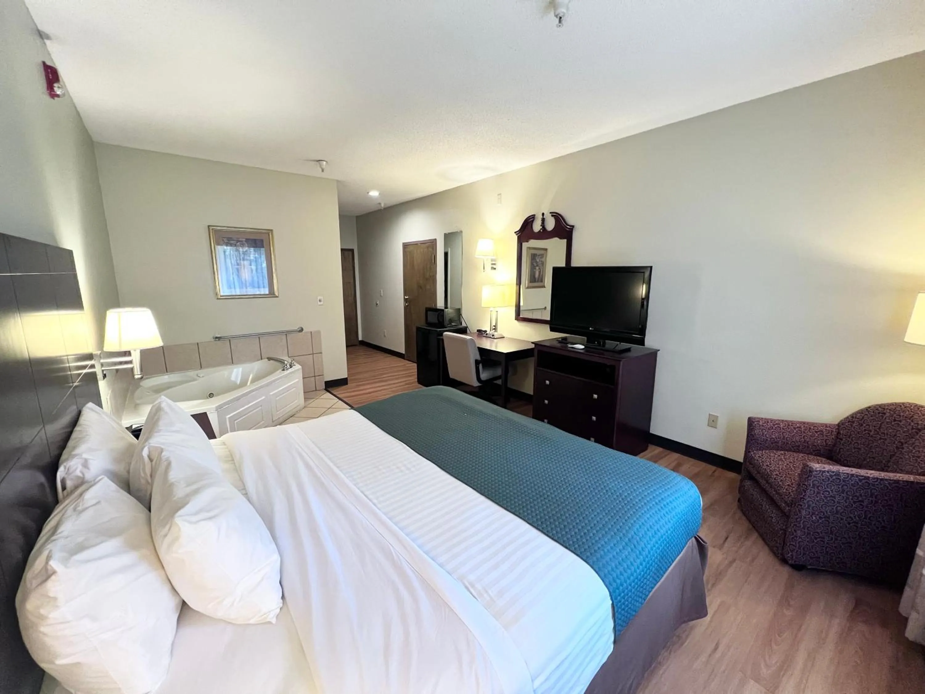 Bed in Americas Best Value Inn Wiggins