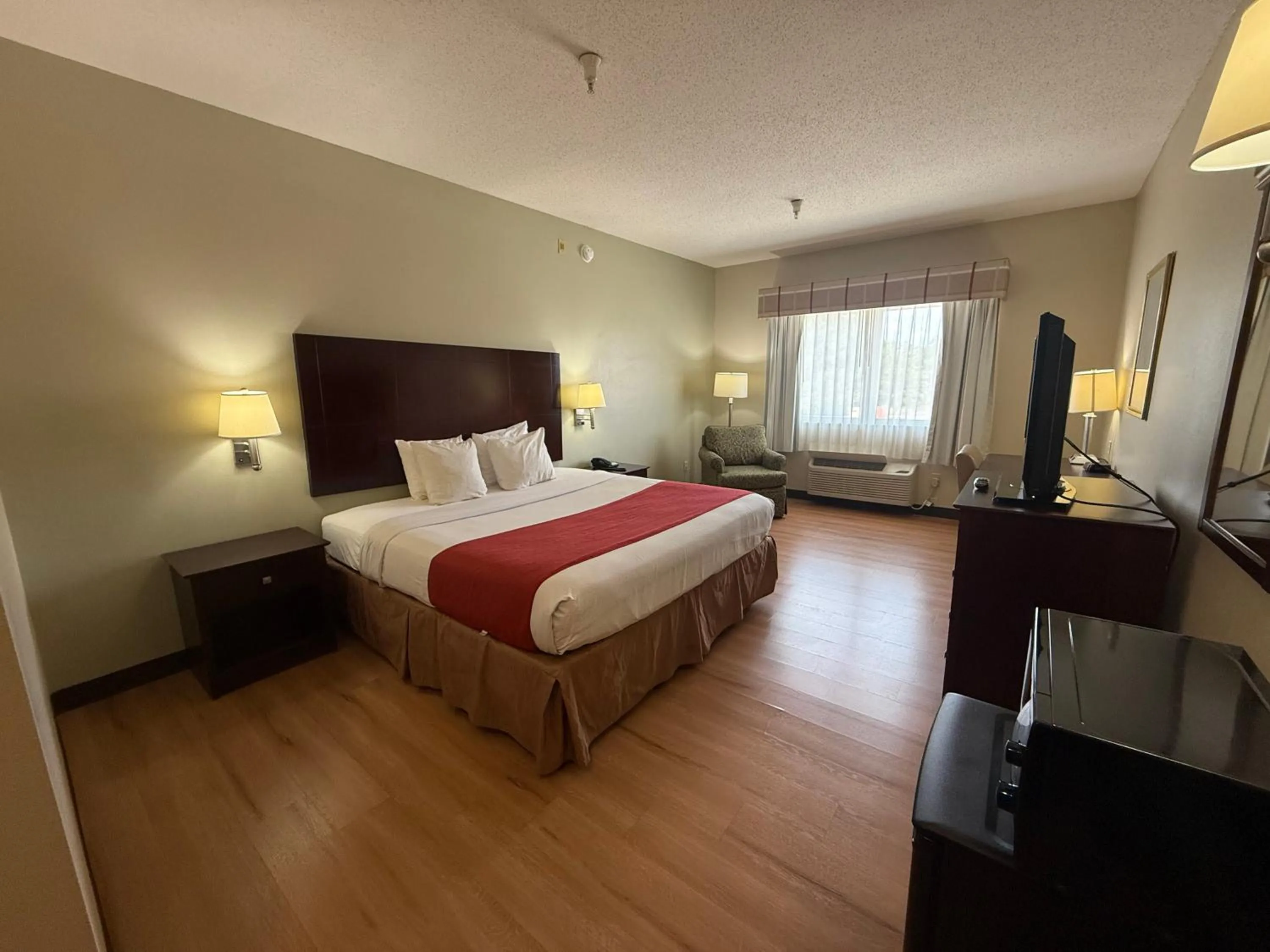 Bed in Americas Best Value Inn Wiggins