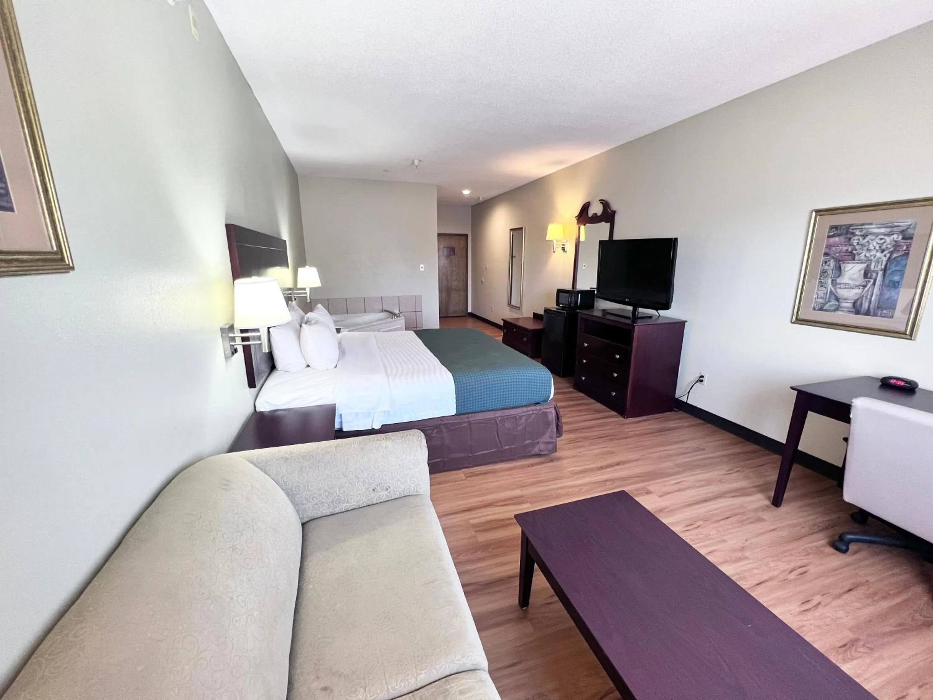 Bed in Americas Best Value Inn Wiggins