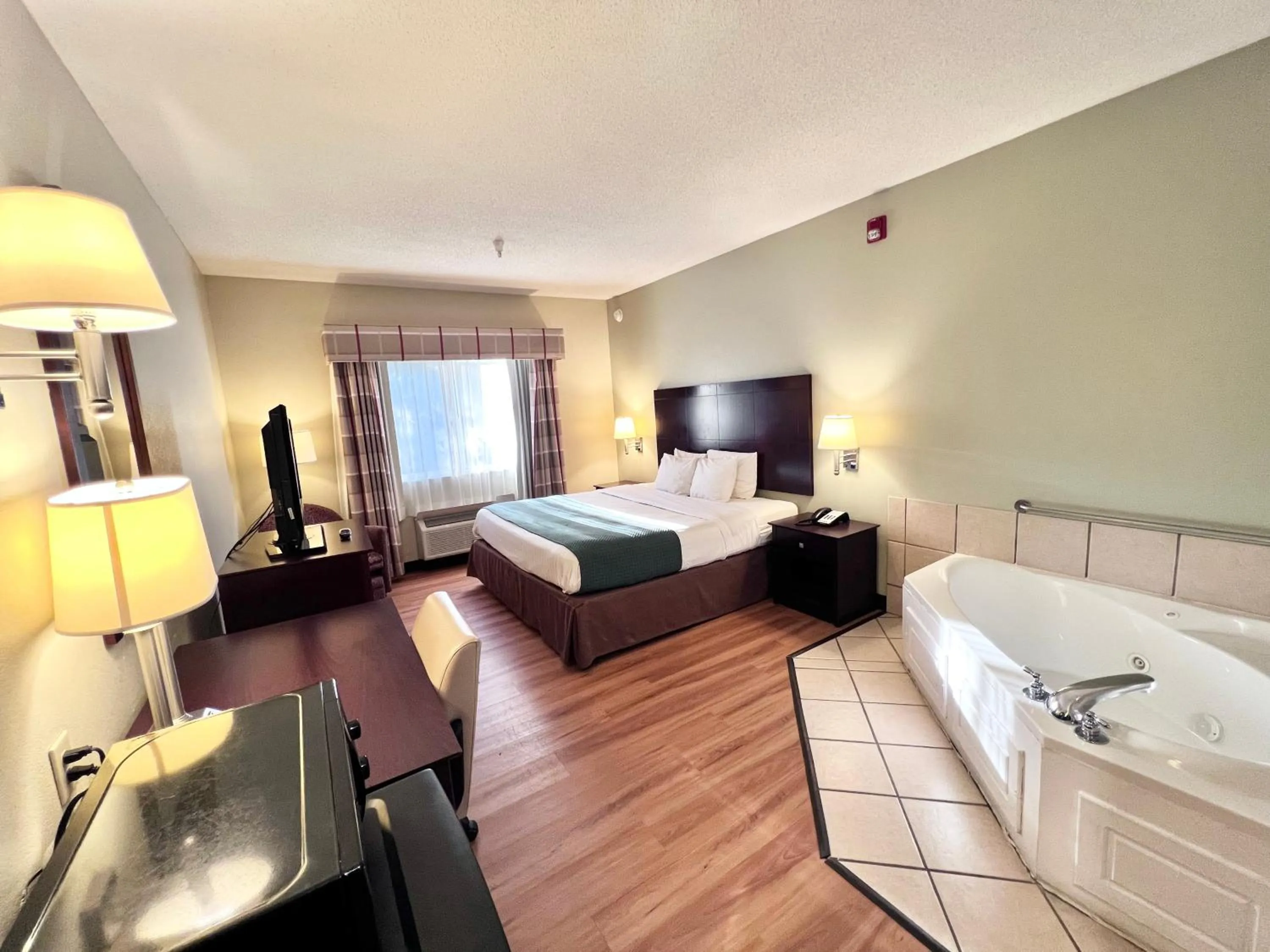 Bed in Americas Best Value Inn Wiggins