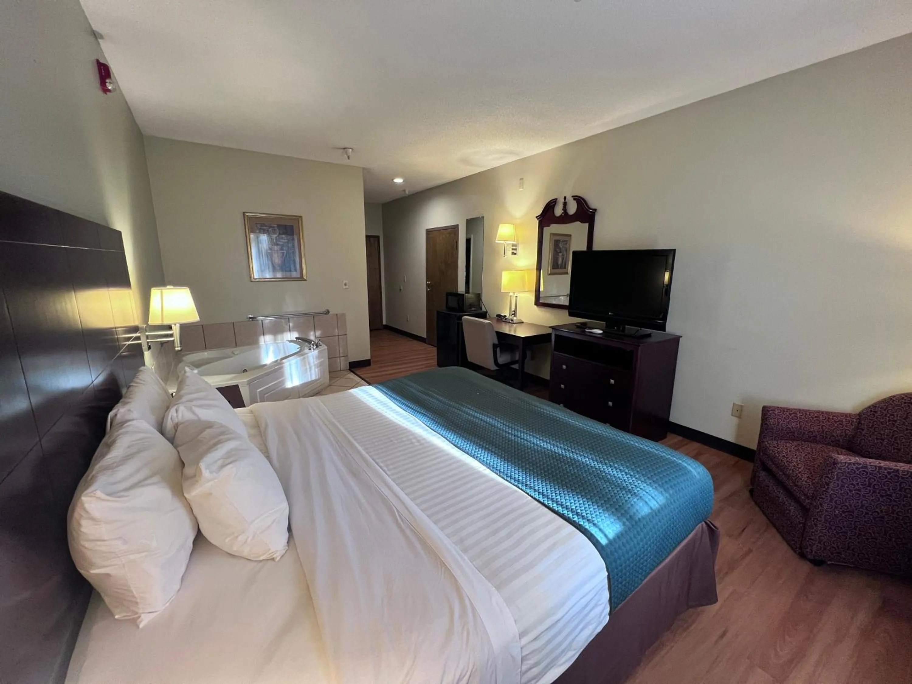 Bed in Americas Best Value Inn Wiggins