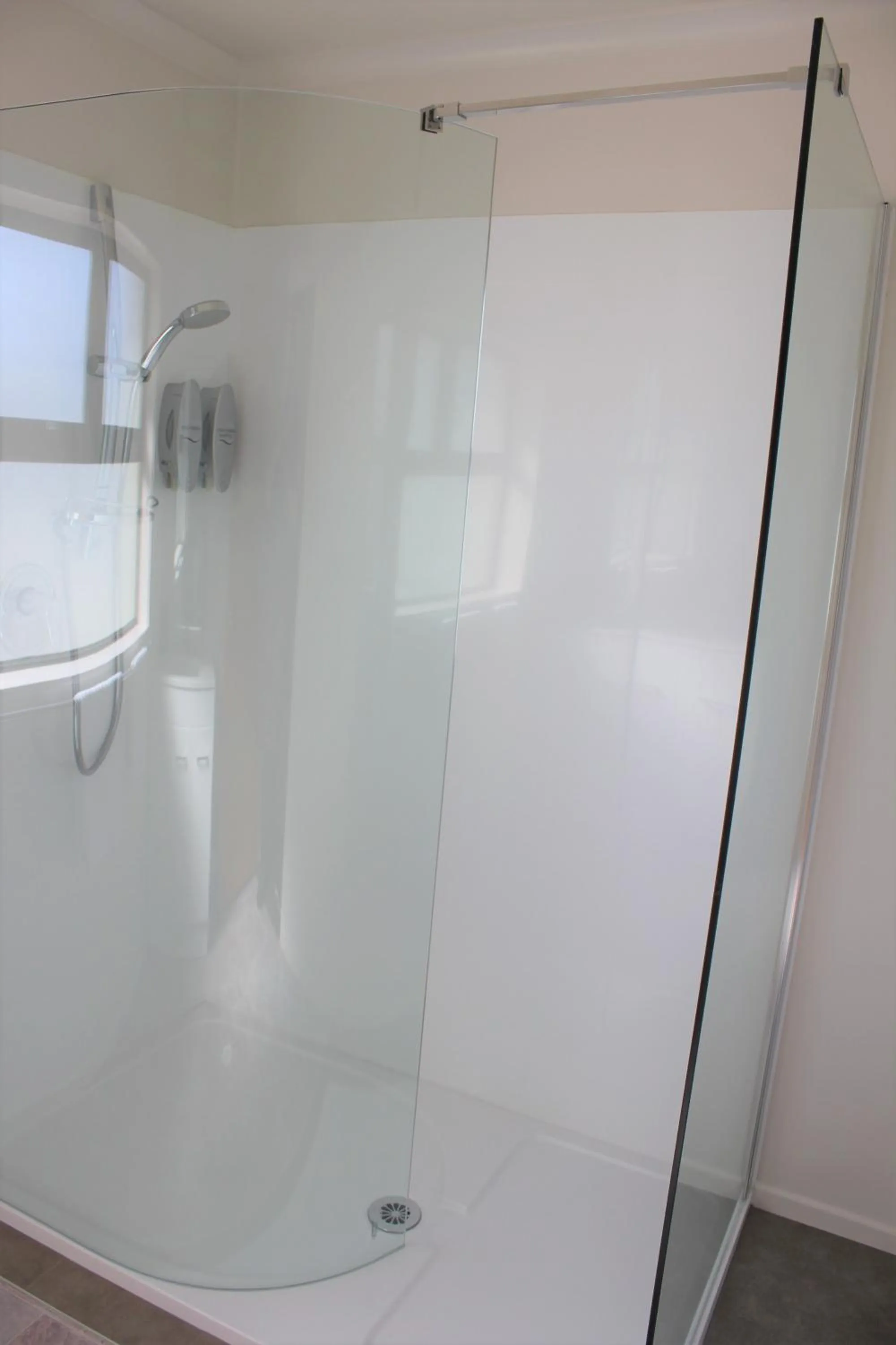 Bathroom in Kiwi Court Motel