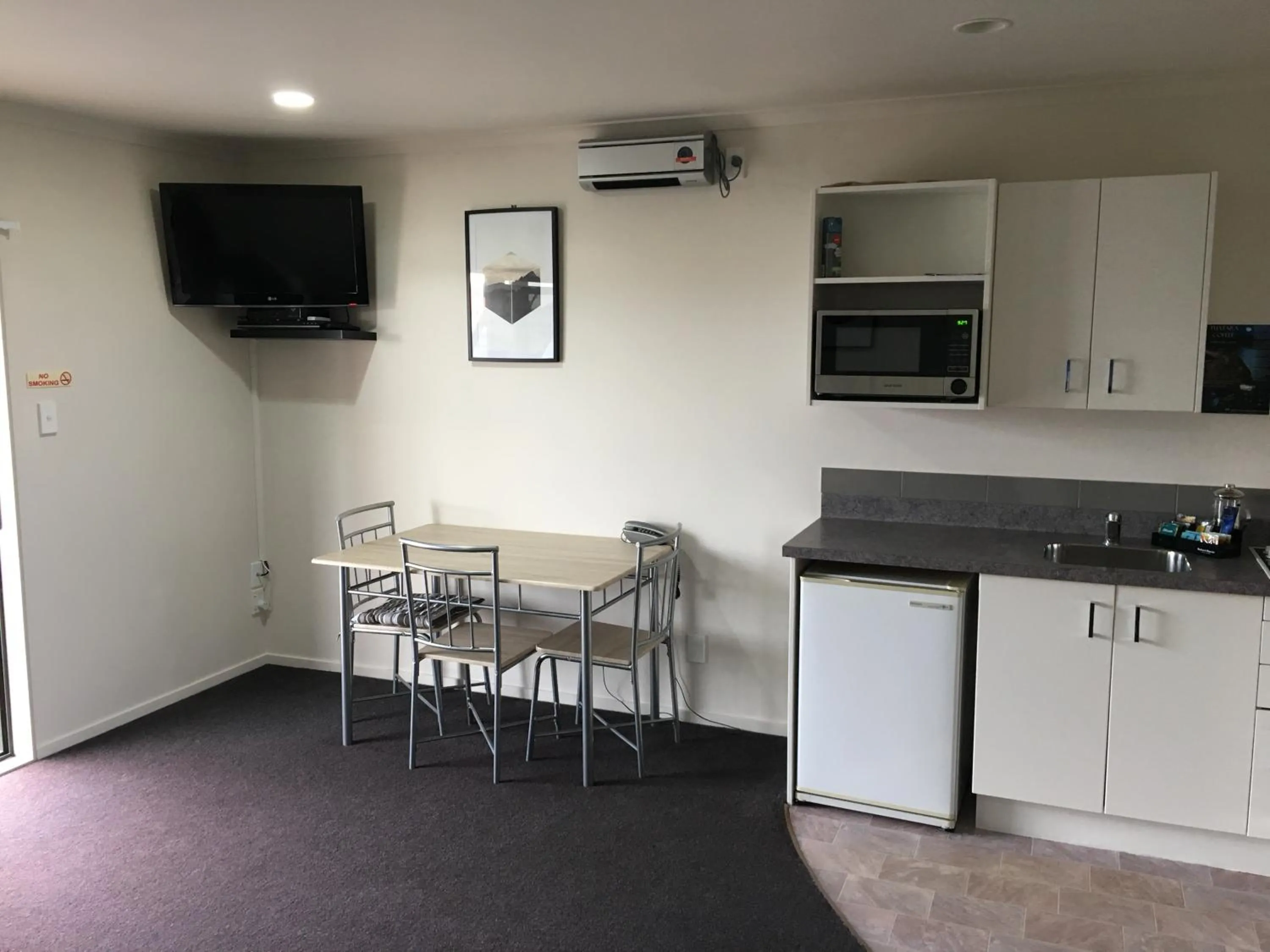 Kitchen or kitchenette in Kiwi Court Motel