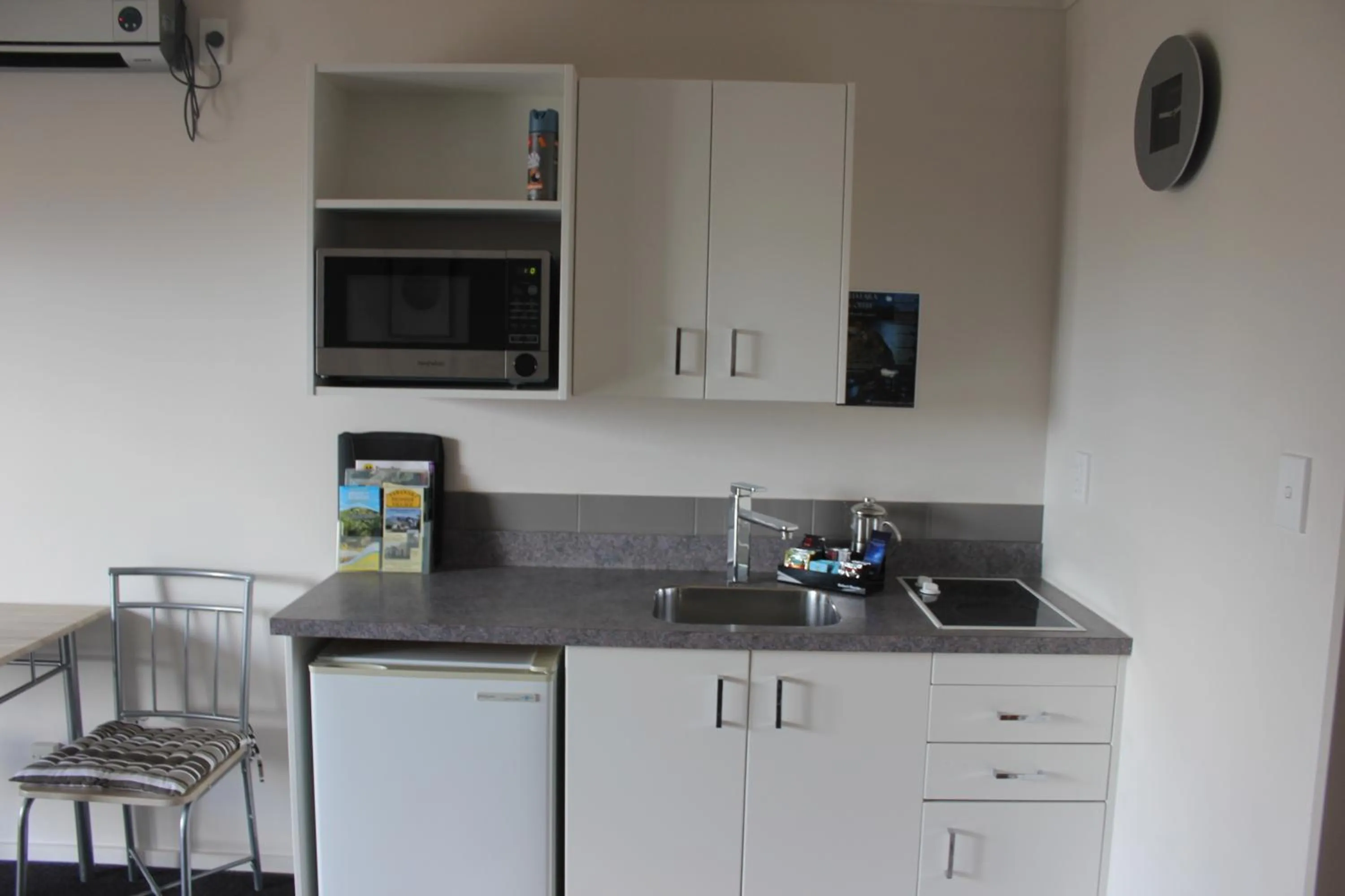 Kitchen or kitchenette in Kiwi Court Motel