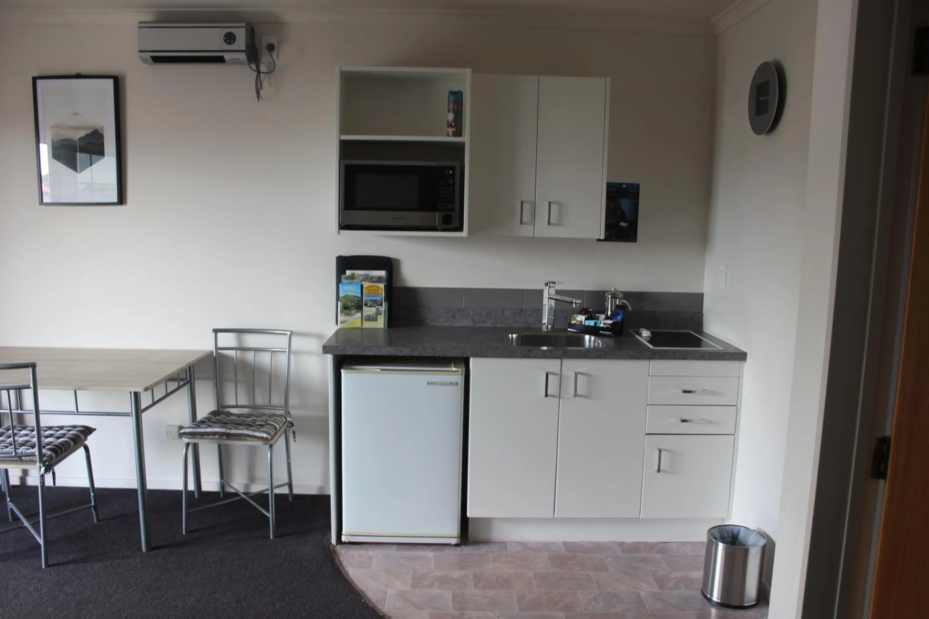 Kitchen or kitchenette in Kiwi Court Motel