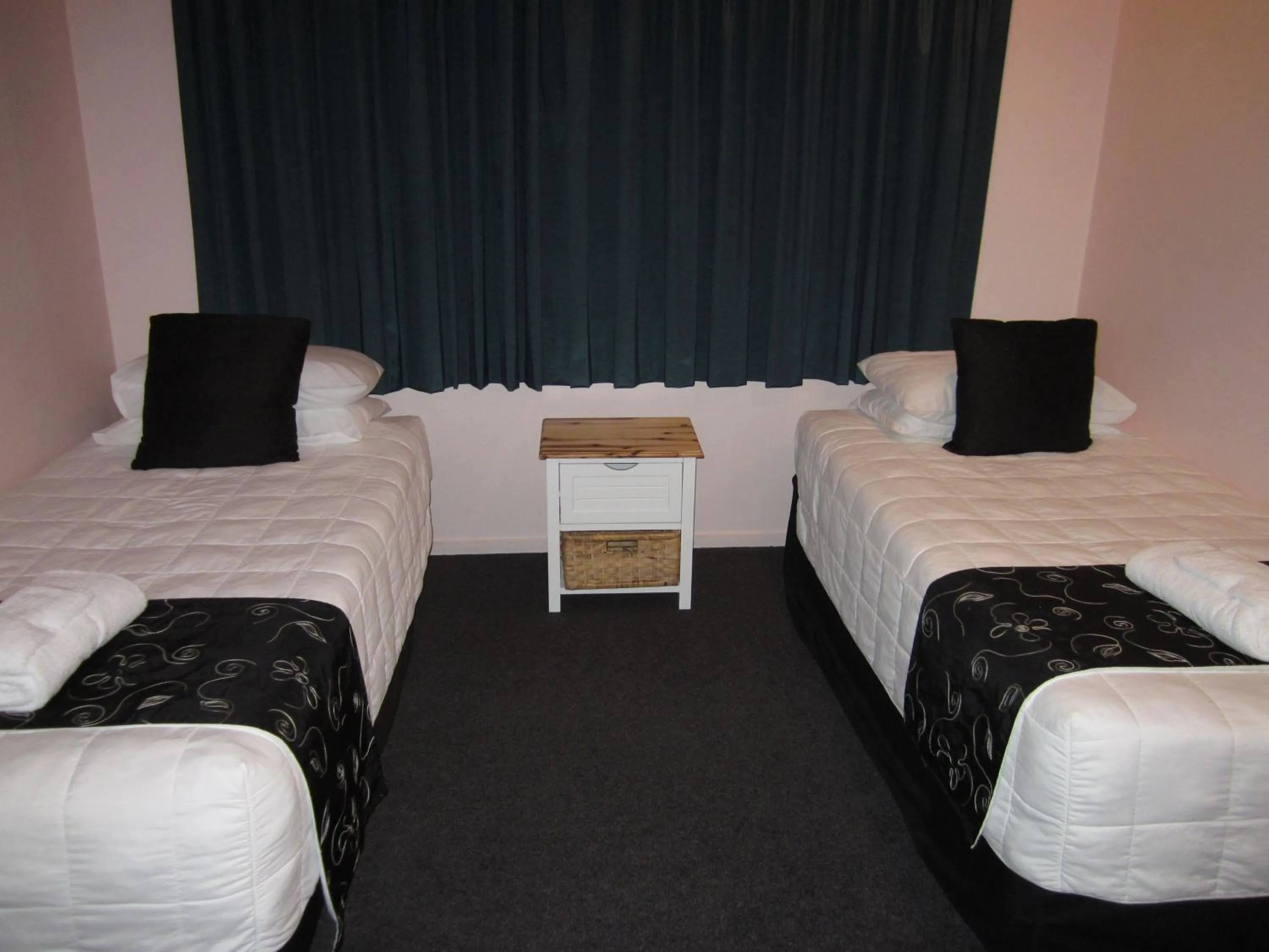 Bed in Kiwi Court Motel
