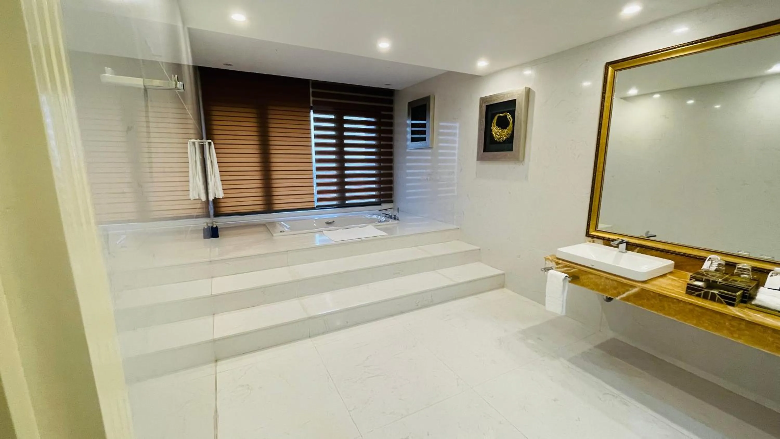 Shower in Le Indochina Hotel