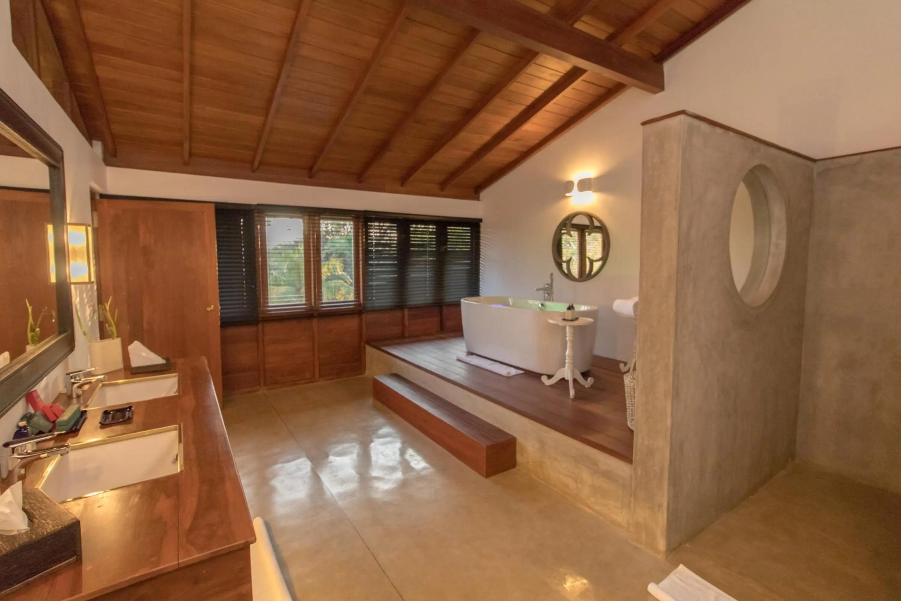 Bathroom, Bed in Kings Pavilion Luxury Hotel