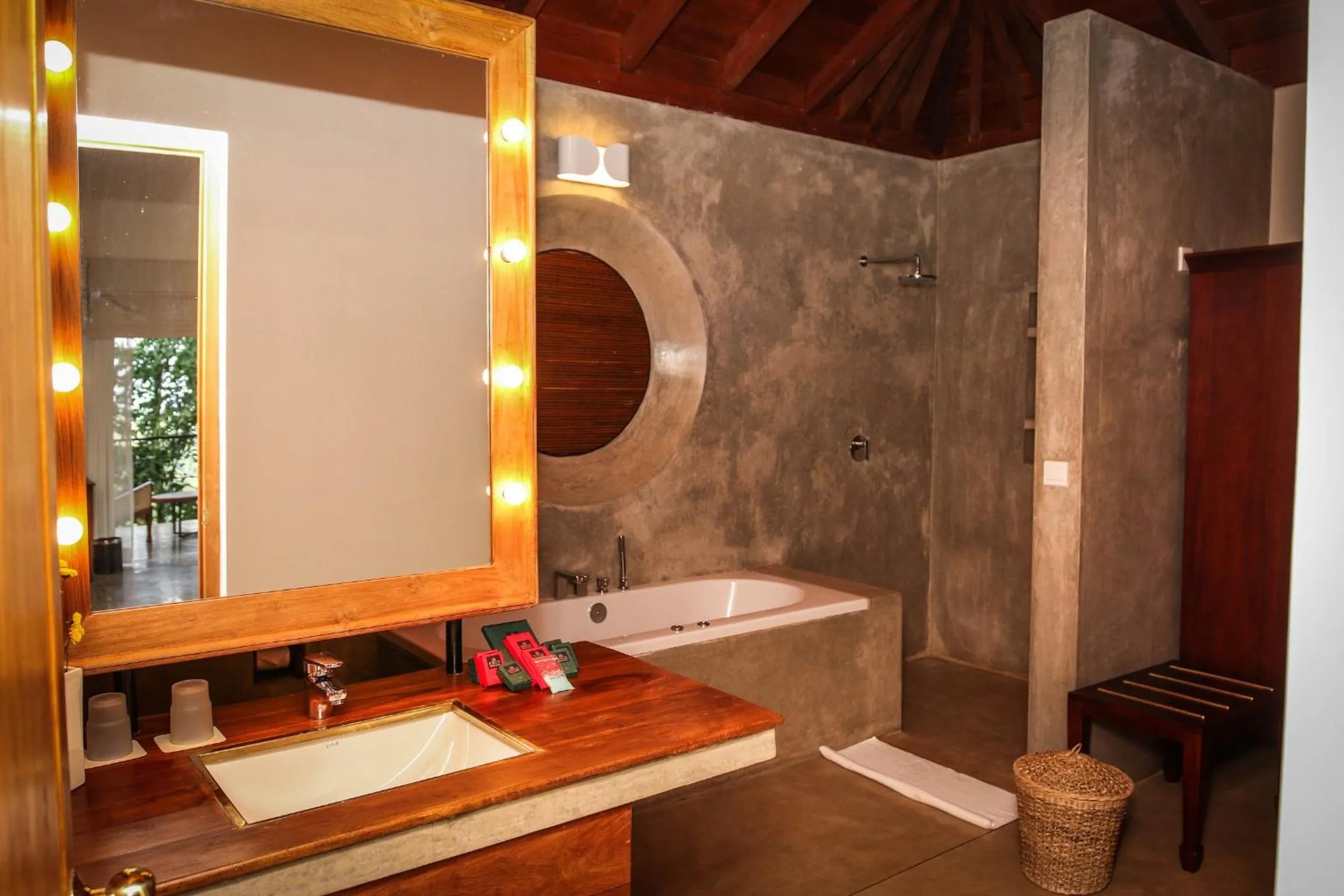 Shower in Kings Pavilion Luxury Hotel