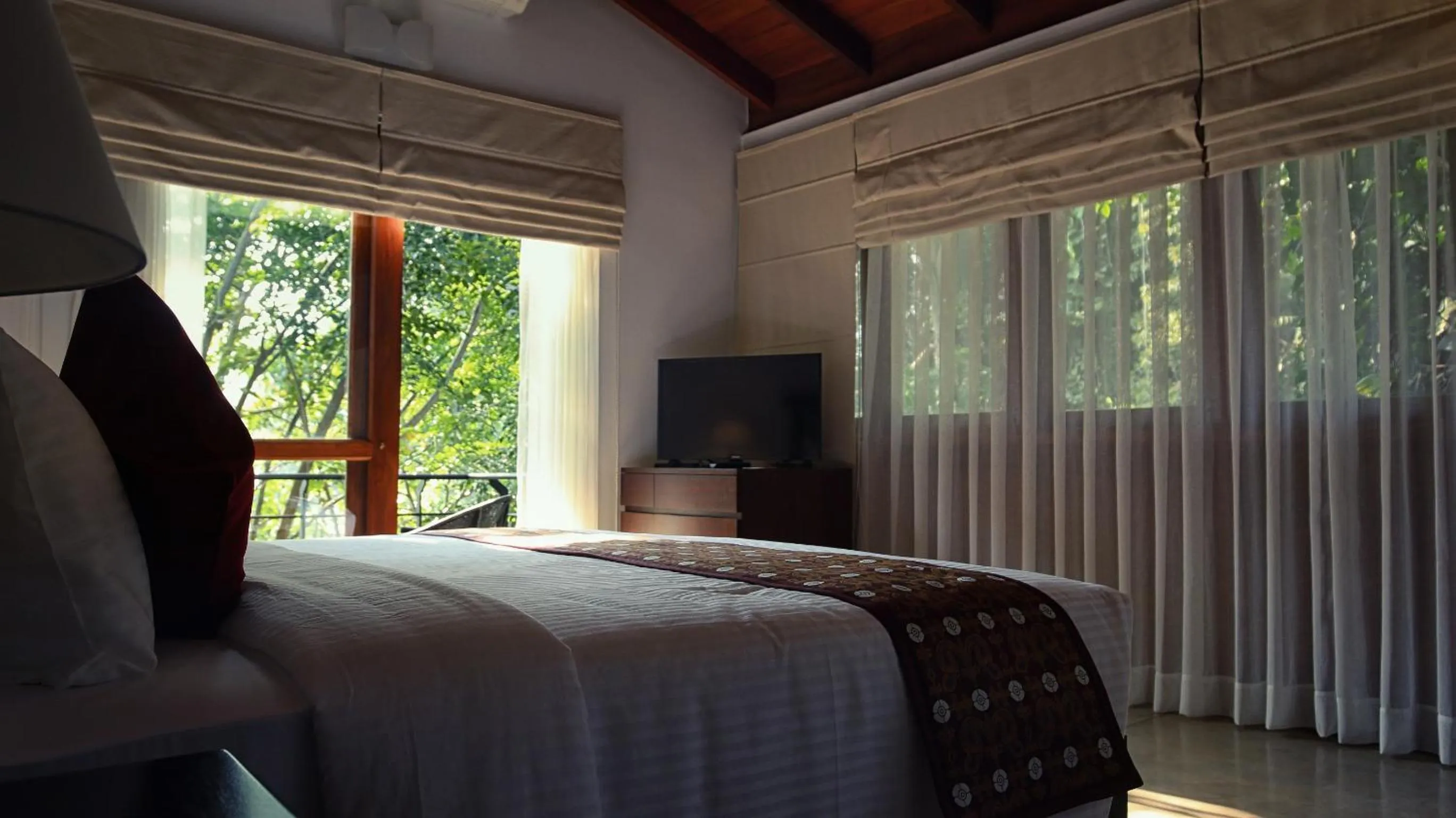 TV and multimedia, Bed in Kings Pavilion Luxury Hotel