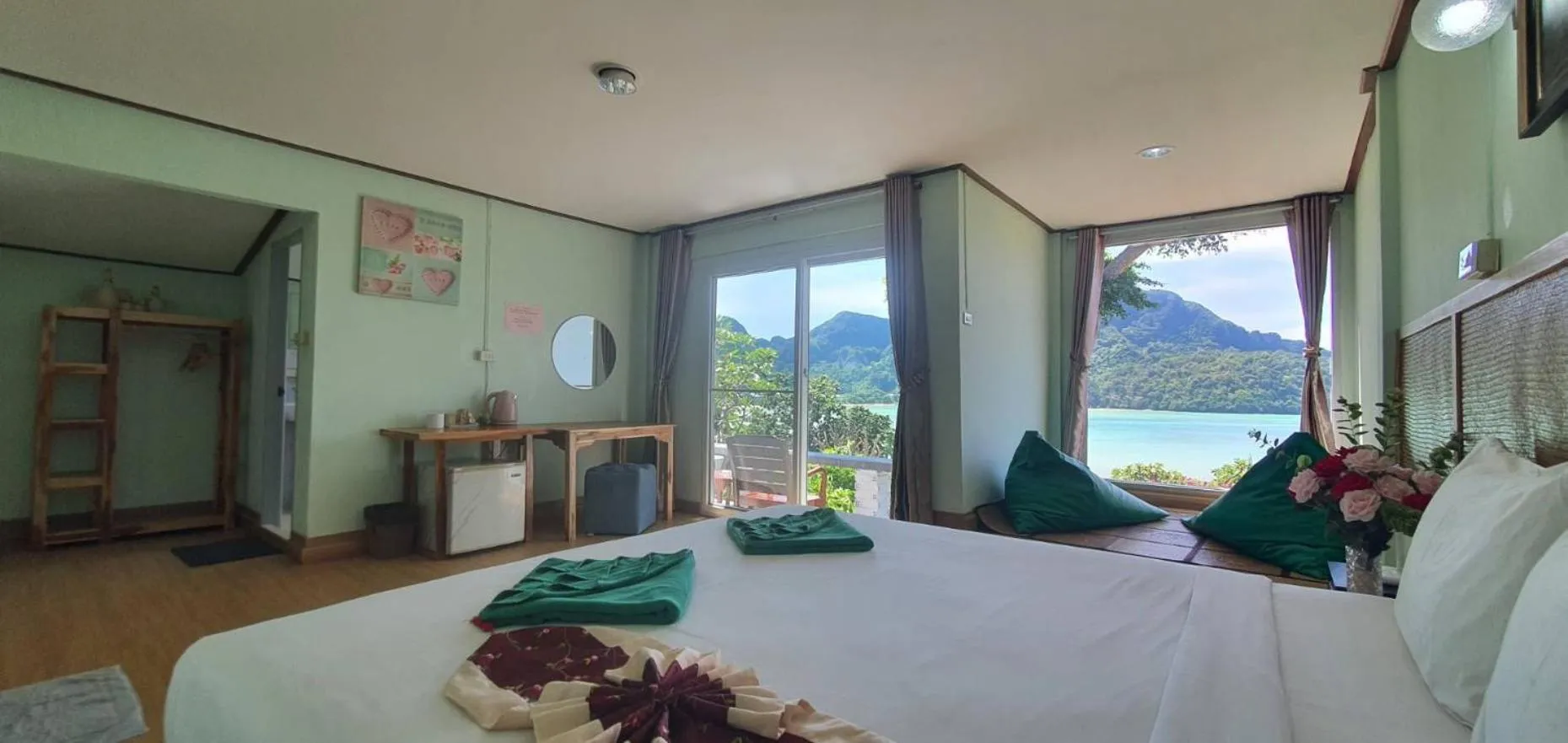 Bed in Phi Phi View Point Resort