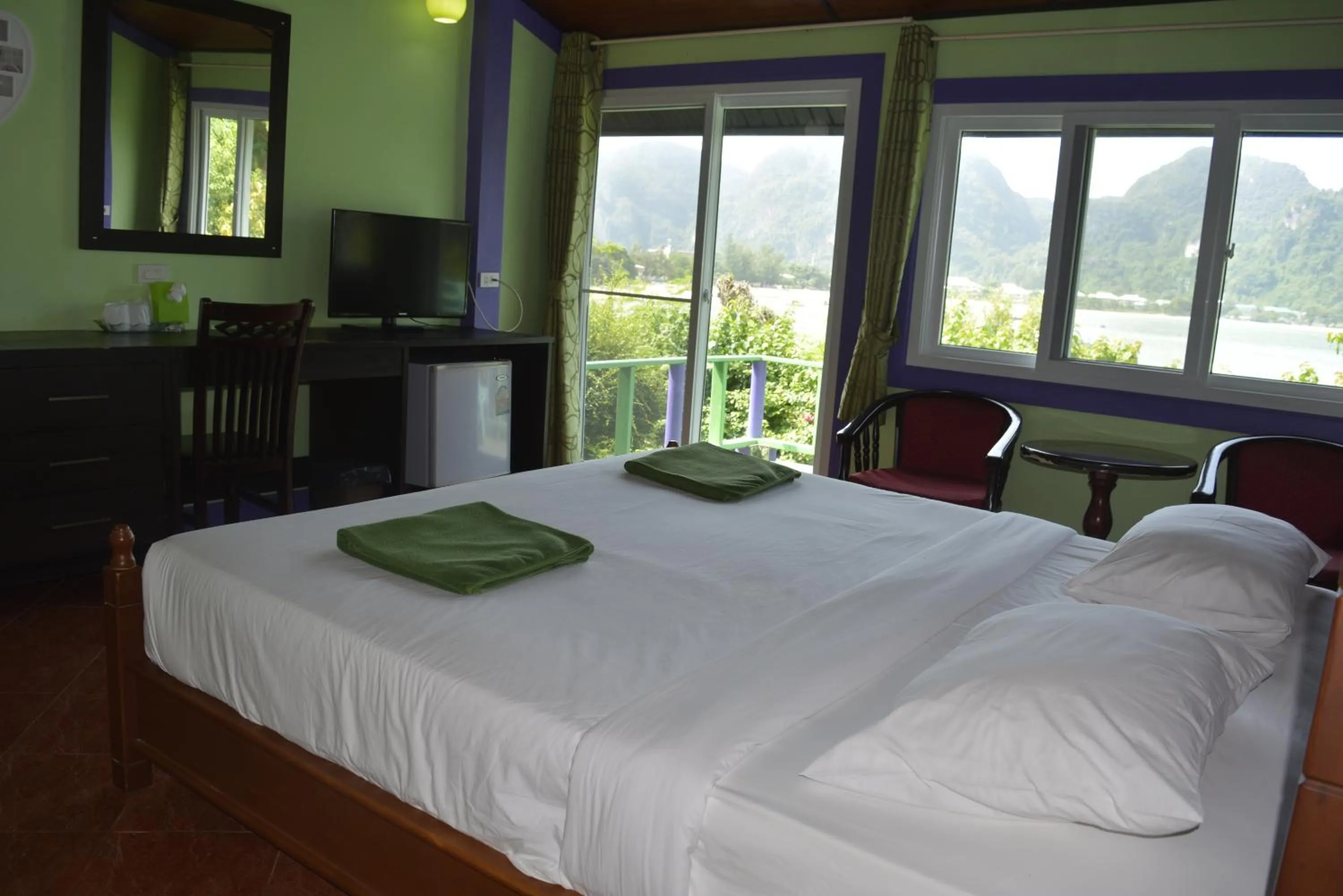 Photo of the whole room, Bed in Phi Phi View Point Resort