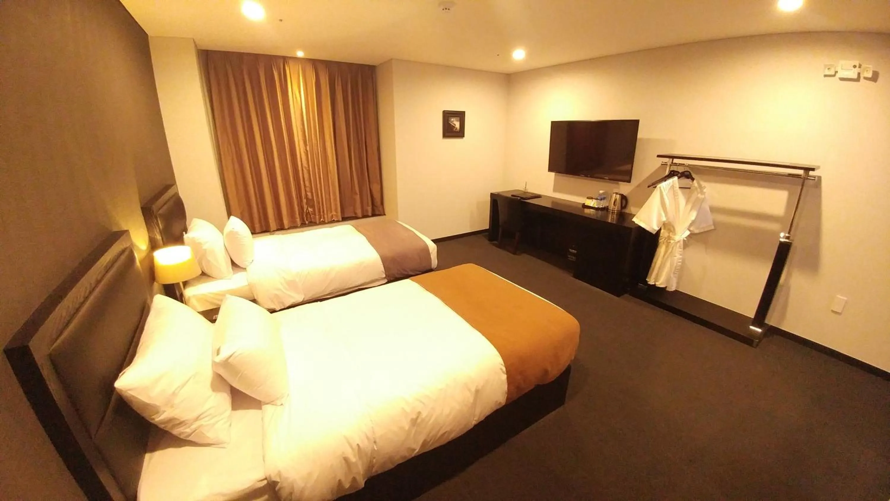 Photo of the whole room, Bed in Gangneung Tourist Hotel