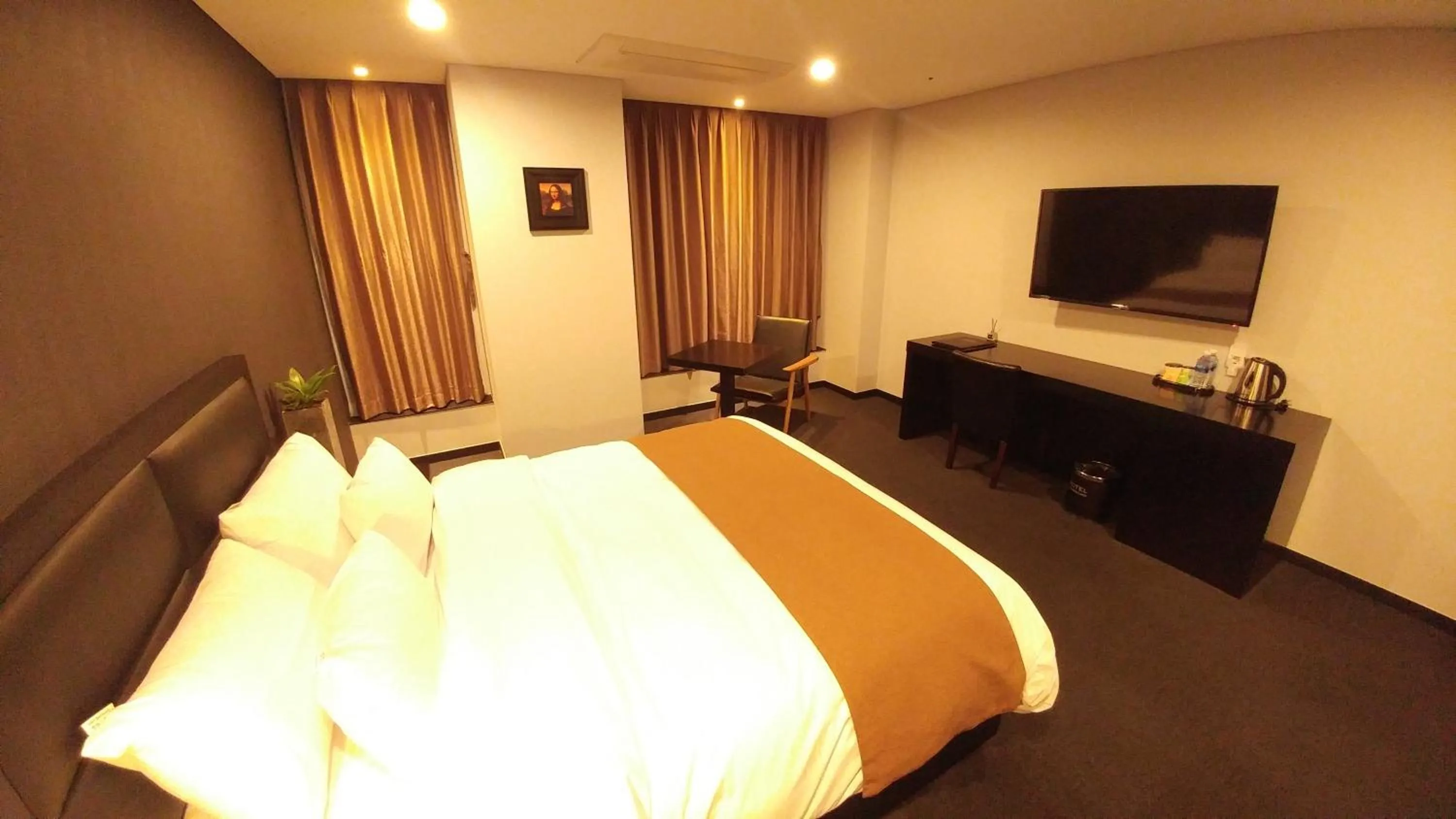 TV and multimedia, Bed in Gangneung Tourist Hotel