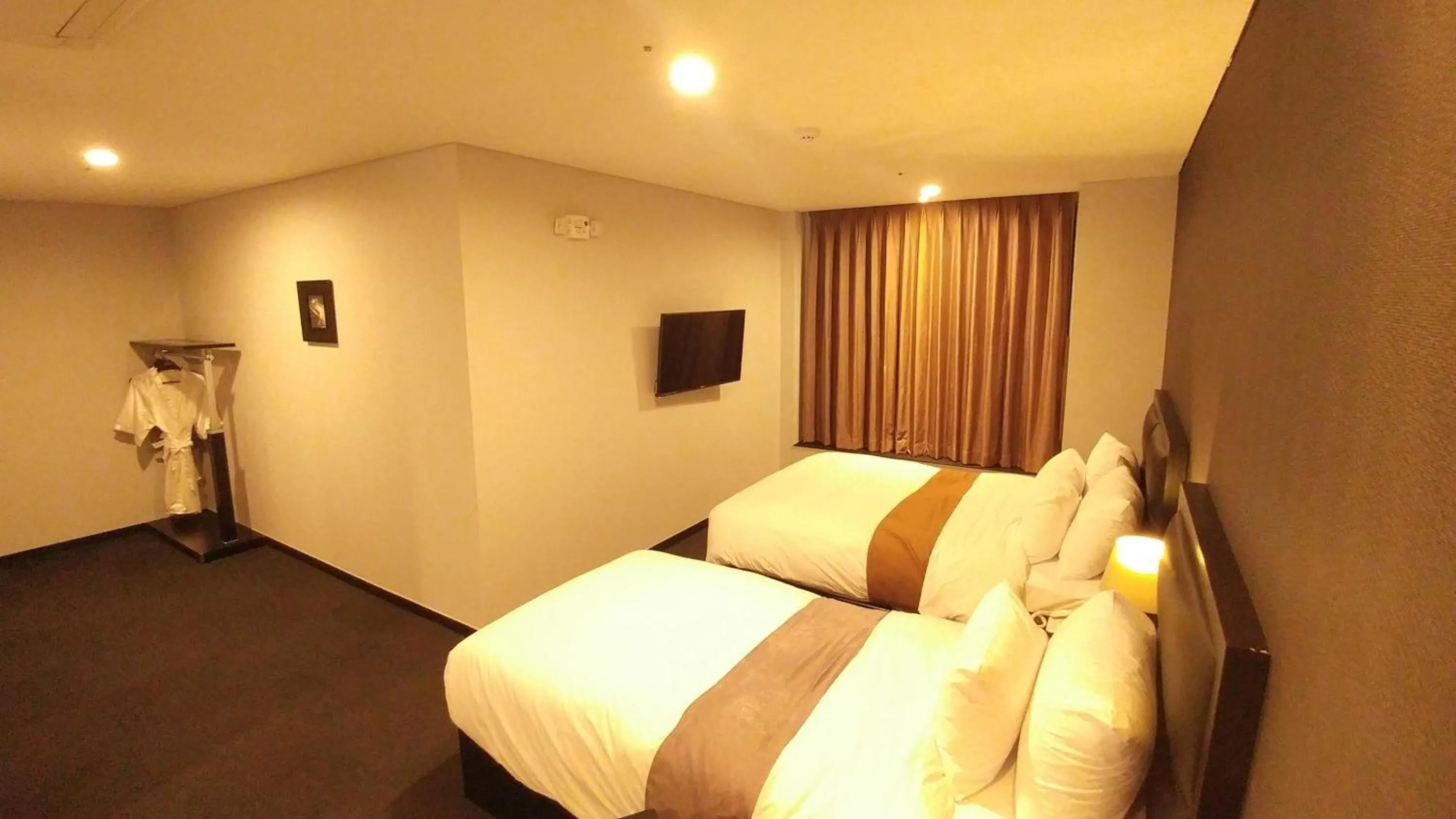 Photo of the whole room, Bed in Gangneung Tourist Hotel