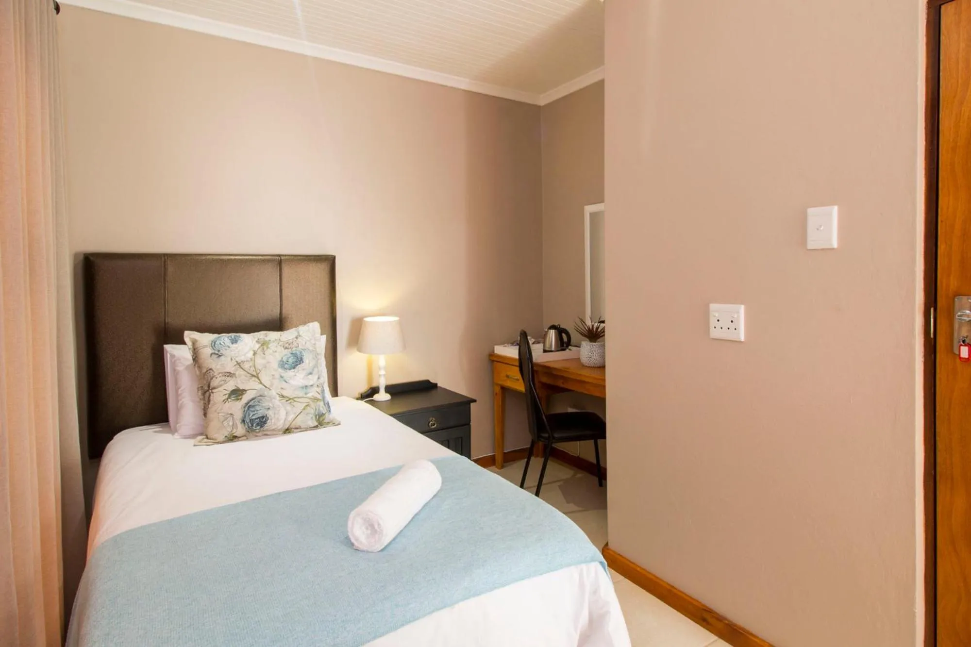 Photo of the whole room, Bed in Tsitsikamma Manor