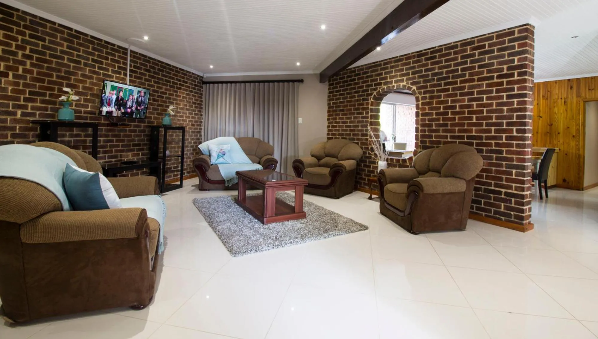 Communal lounge/ TV room in Tsitsikamma Manor