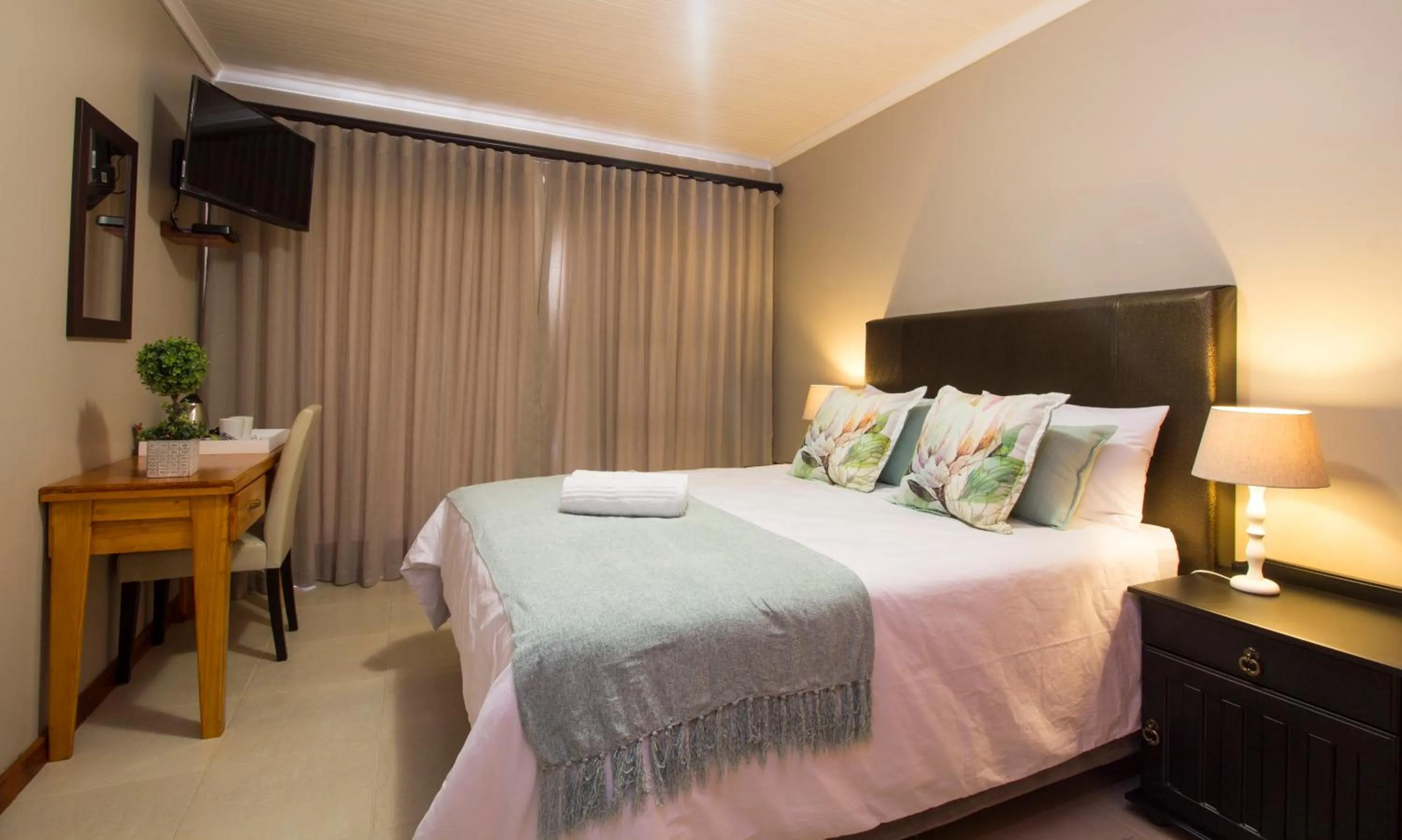 Photo of the whole room, Bed in Tsitsikamma Manor